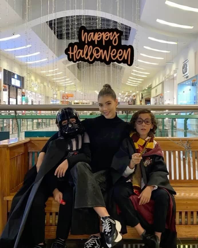サンドラ・バレンシアのインスタグラム：「Halloween night 2023 🎃」