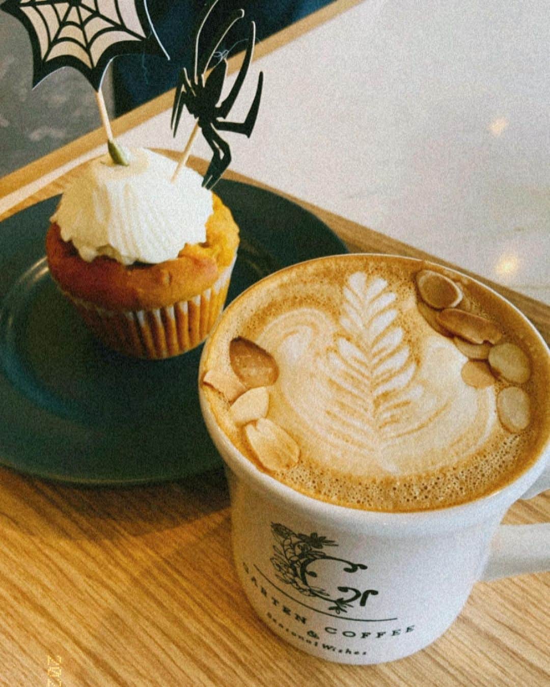 福田瞳さんのインスタグラム写真 - (福田瞳Instagram)「@gartencoffee_commonfield さんにて☺︎  10月限定のメープルラテとカボチャ🎃のマフィンをいただいてきました♡ （ @ino_asami ちゃんにちゃっかり入れてもらった♡）  11月限定のマロンモカ🌰ラテも楽しみ♡ また行きます〜✨✨✨🤗」11月1日 13時13分 - fukudahitomi610