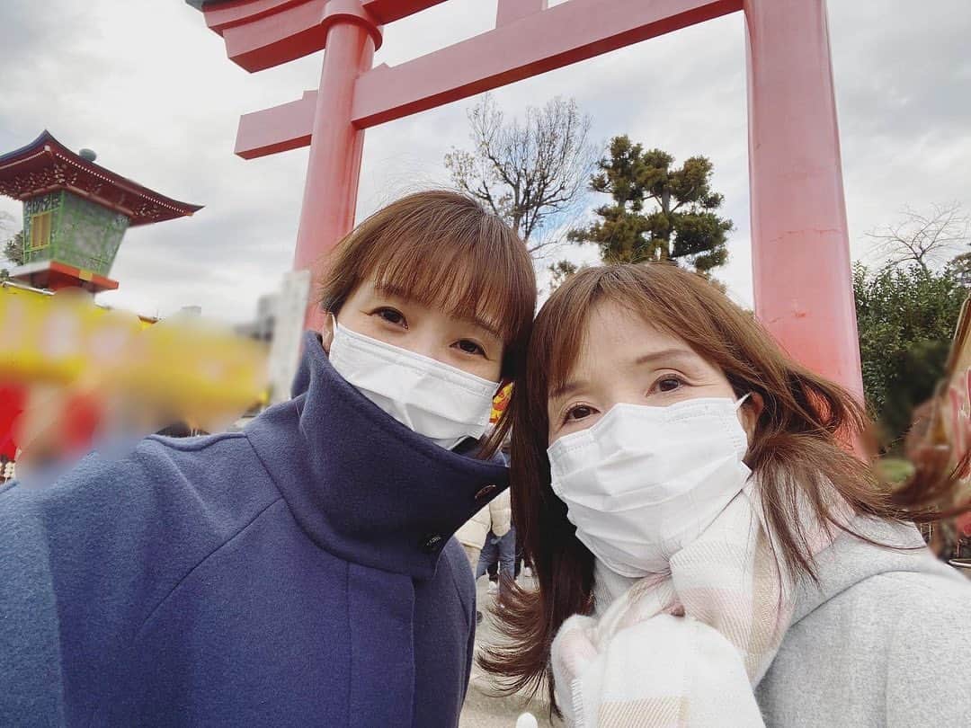 眞家泉のインスタグラム：「. 11月の始まり🍁 年末年始の話も出てくるようになりました。 ので、いいですか、 遡りに遡りまして今年の1月の話です  年始に母と、近所の神社へ参拝に。 列がなかなか進まないね〜〜 なんて話していたら 私たちが並んでいたのは、鈴カステラの列でした。笑  2枚目は、つい先日 「うちのも香ってるよー！」と 母から届いた1枚です  久しぶりの #眞家家情報」