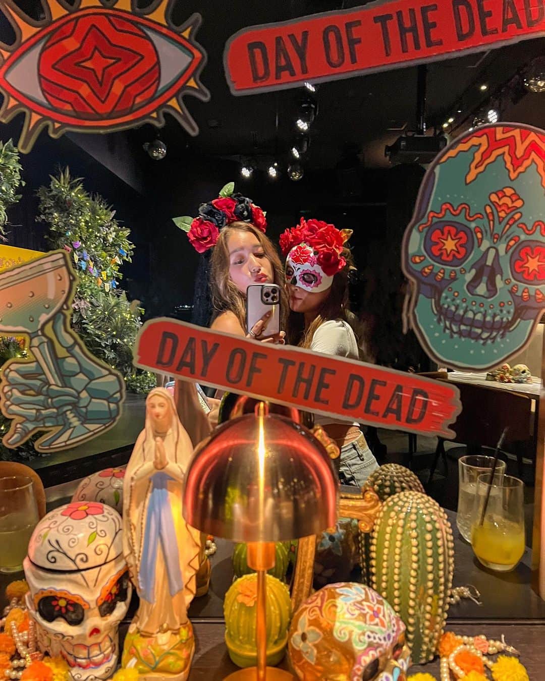 羽石杏奈さんのインスタグラム写真 - (羽石杏奈Instagram)「Happy Halloween 🎃🇲🇽✨  みんな今年のハロウィンなにかした？🙋🏽‍♀️ 先日ひと足先にメキシコの”死者の日”の仮装をしてパーティーへ行ってきたよ🫶 1795年(!)創業のメキシコのテキーラ、クエルボの限定ボトルがかわいい💀💓  ３枚目以降は去年訪れたメキシコ旅の写真✴︎ たくさんの歴史と美しい景色に出会えた旅だったな〜 美味しいテキーラたくさん飲んだのも良い思い出🥂  3-10📍 somewhere in Mexico   #PR #クエルボ #dayofthedead #死者の日 #dotd #halloween #mexico @josecuervojp」11月1日 13時10分 - hawaiianna913