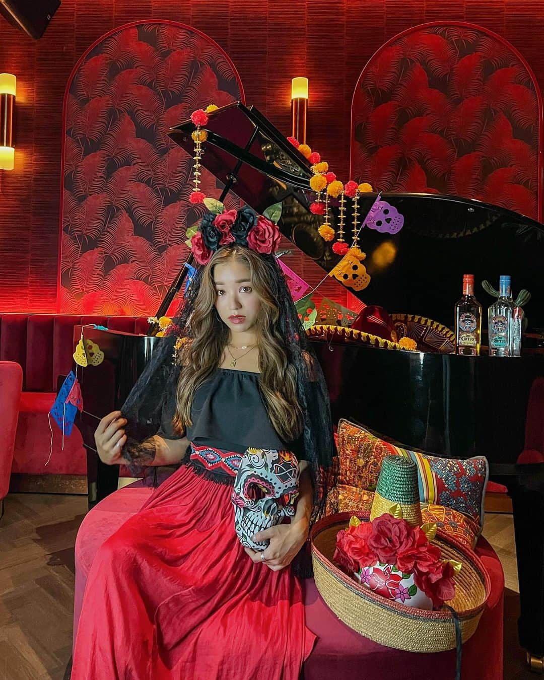 羽石杏奈さんのインスタグラム写真 - (羽石杏奈Instagram)「Happy Halloween 🎃🇲🇽✨  みんな今年のハロウィンなにかした？🙋🏽‍♀️ 先日ひと足先にメキシコの”死者の日”の仮装をしてパーティーへ行ってきたよ🫶 1795年(!)創業のメキシコのテキーラ、クエルボの限定ボトルがかわいい💀💓  ３枚目以降は去年訪れたメキシコ旅の写真✴︎ たくさんの歴史と美しい景色に出会えた旅だったな〜 美味しいテキーラたくさん飲んだのも良い思い出🥂  3-10📍 somewhere in Mexico   #PR #クエルボ #dayofthedead #死者の日 #dotd #halloween #mexico @josecuervojp」11月1日 13時10分 - hawaiianna913