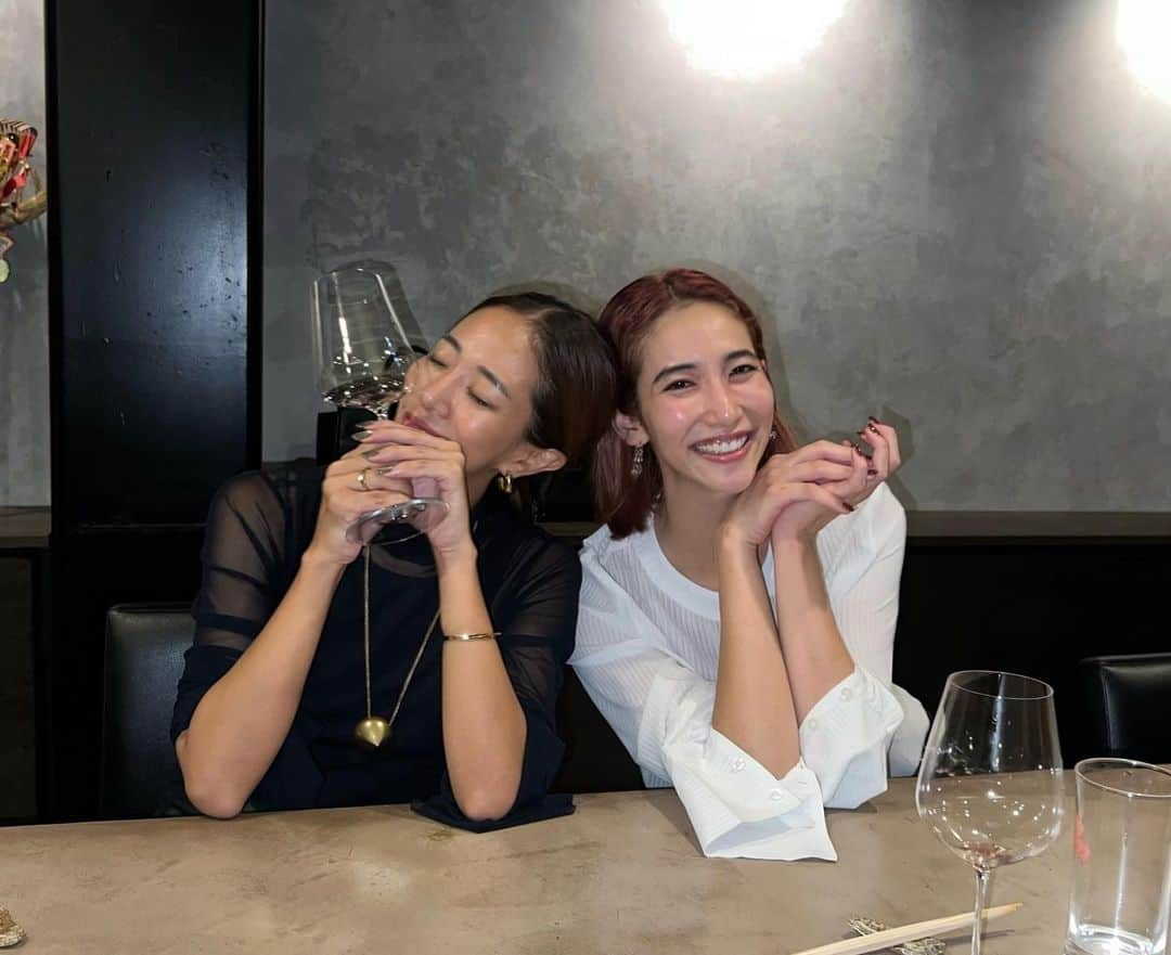 SAKURAのインスタグラム：「with @hitton28 🍷🥢 眉トーーーークが止まらない夜でした🥸 ハロウィンはそっちのけ」