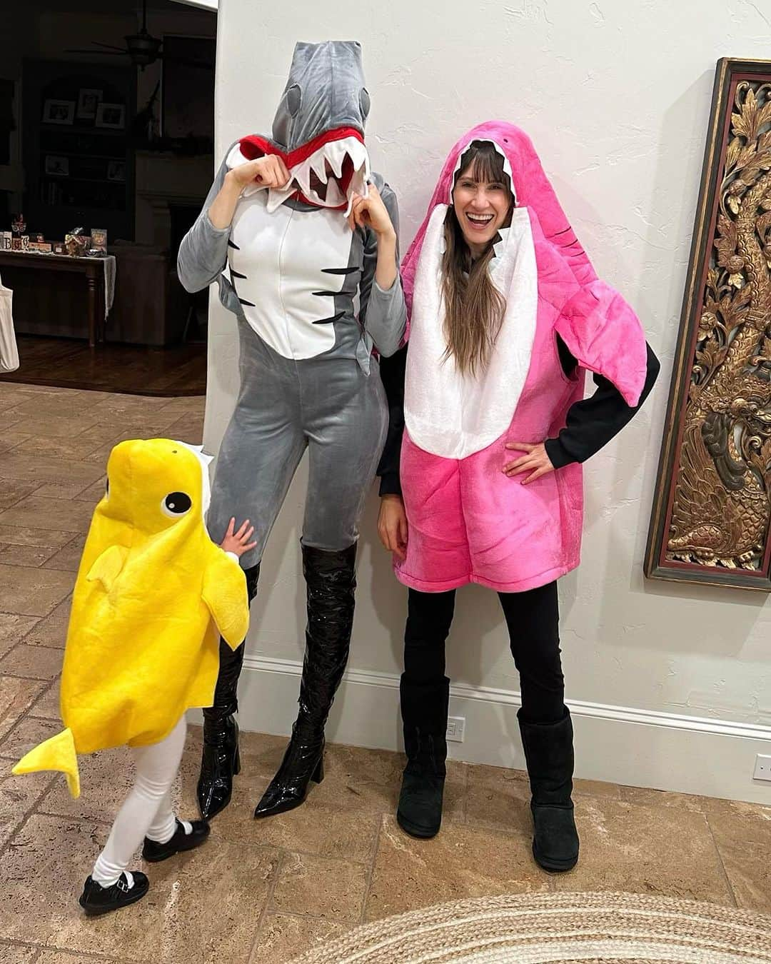 Ha-Ashさんのインスタグラム写真 - (Ha-AshInstagram)「La Familia Tiburón 🦈  Tiburón Bebé turuturu… Tiburón Mamá turuturu… y Tiburón Ashley 👀🤷🏻‍♀️🤦🏻‍♀️ jajajaja #happyhalloween 🎃」11月1日 13時14分 - haashoficial