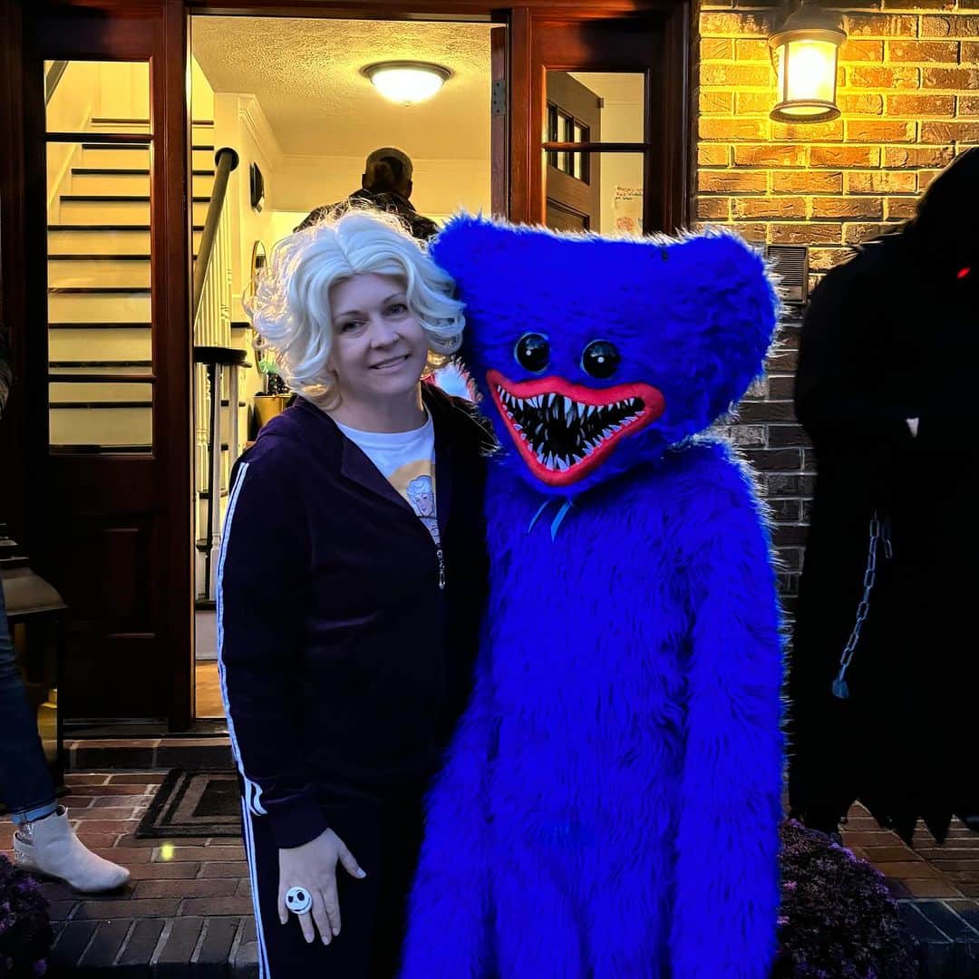 メリッサ・ジョーン・ハートのインスタグラム：「When Betty White becomes a player in #AmongUs with #HuggyWuggy.」