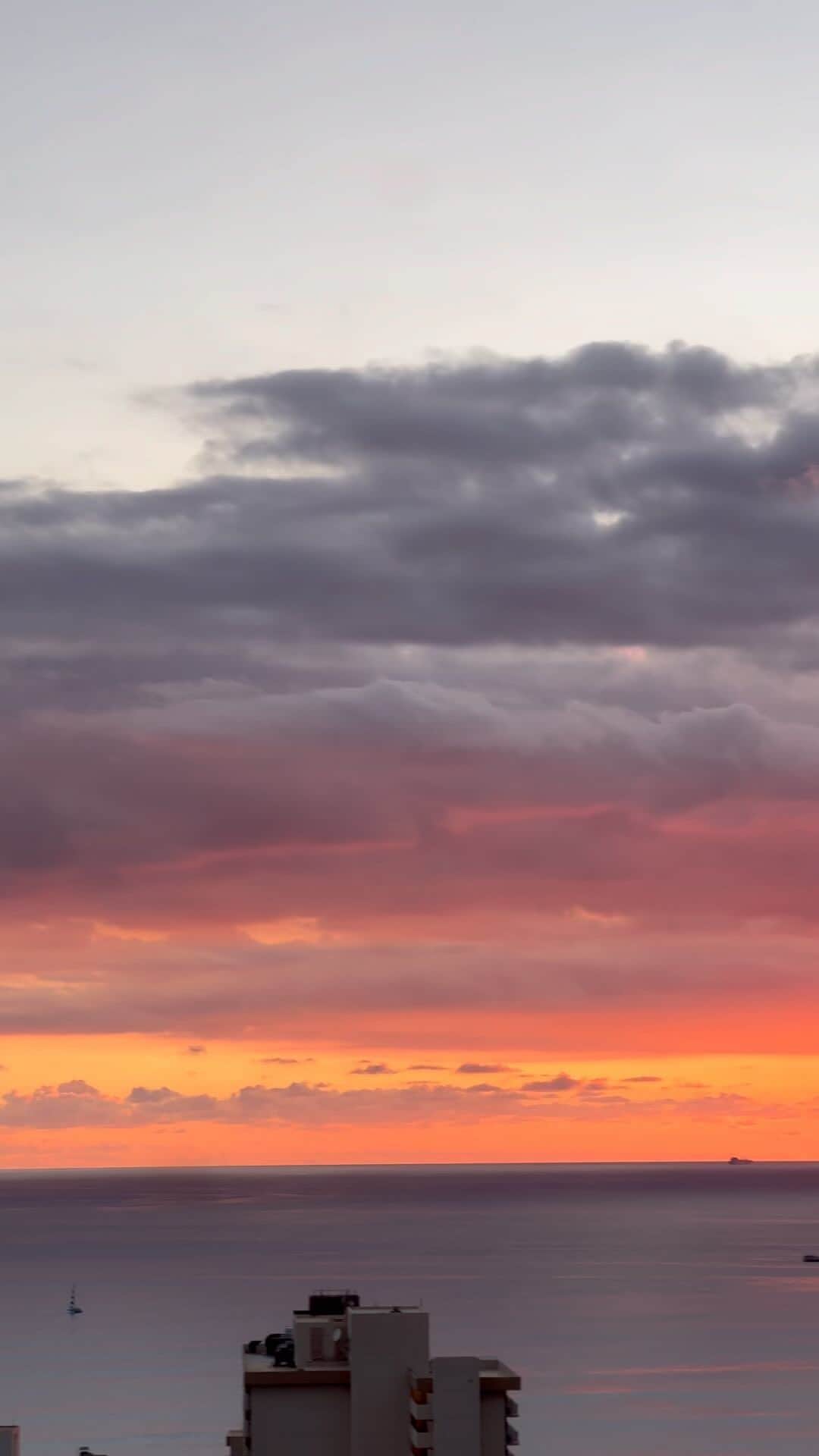 KAUKAU/カウカウハワイのインスタグラム：「今日のホノルルのサンセットは真っ赤でしたよ〜。 ワイキキからの夕陽は、冬が近づいてくるとワイキキビーチの真っ正面に近づいてきます！  みなさんのハワイのサンセットの思い出あれば聞かせてくさだい！ ❤️ハワイのサンセットでプロポーズした！ 🍺あのレストランでサンセットみながらビールのんだな〜！  などなど！」