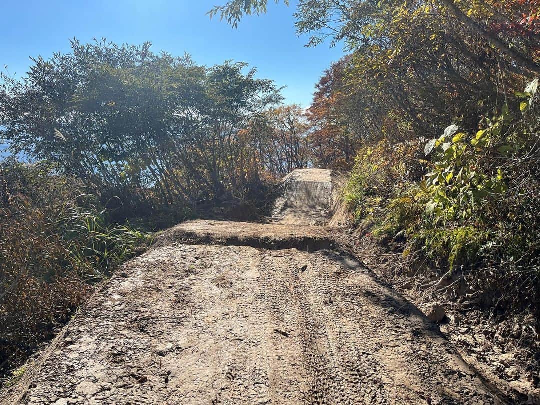 白馬岩岳スノーフィールドさんのインスタグラム写真 - (白馬岩岳スノーフィールドInstagram)「カミカゼダウンヒル⑥-⑦プチリニューアル  あまり走られていないこの区間をプチリニューアルしました。 ジャンプ、ドロップ、ギャップ越えを取り入れた上級セクションとなっておりますが、リズムに乗れると小気味よく走る事が出来ます♪ この時期なので今年は途中まで、来シーズンに完全リニューアルとなりますので、お楽しみに！」11月1日 13時30分 - hakuba_iwatake