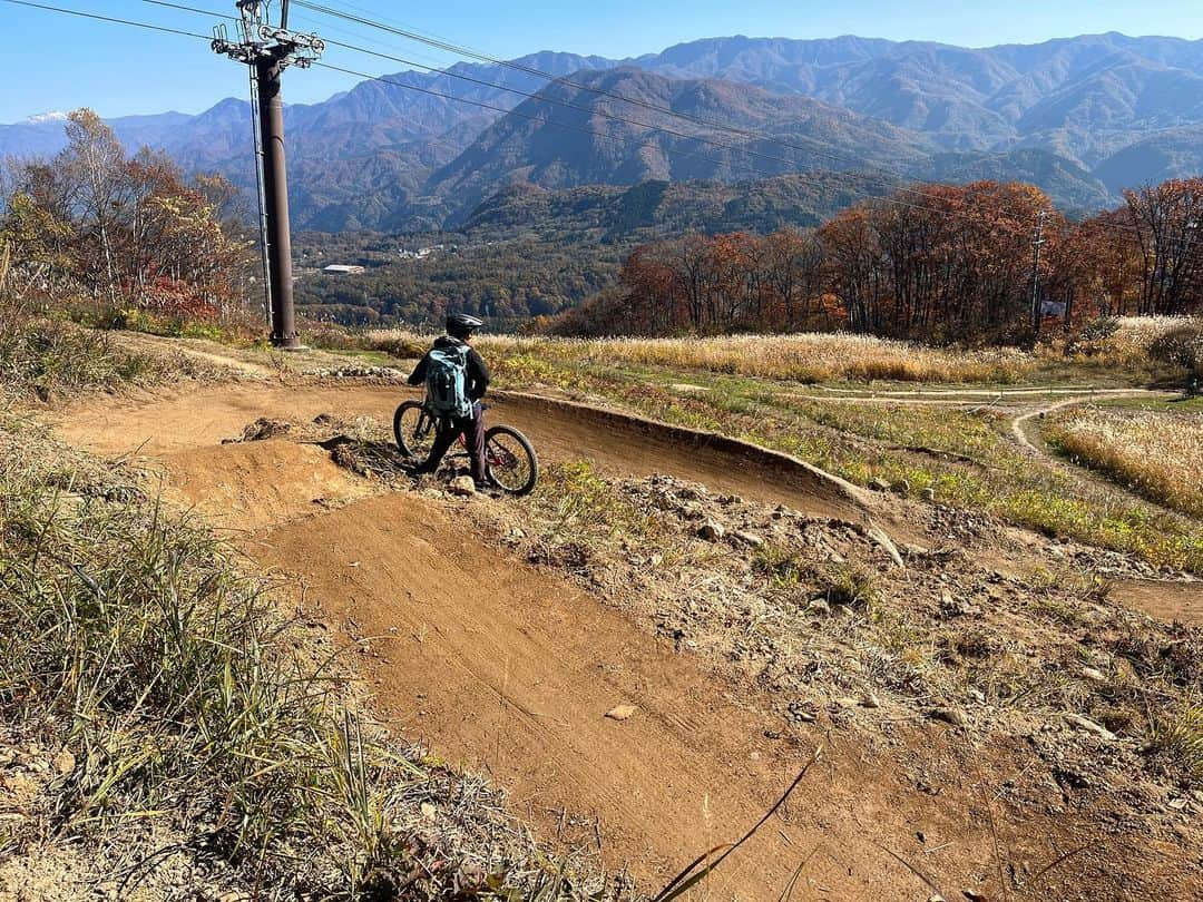 白馬岩岳スノーフィールドさんのインスタグラム写真 - (白馬岩岳スノーフィールドInstagram)「カミカゼダウンヒル⑥-⑦プチリニューアル  あまり走られていないこの区間をプチリニューアルしました。 ジャンプ、ドロップ、ギャップ越えを取り入れた上級セクションとなっておりますが、リズムに乗れると小気味よく走る事が出来ます♪ この時期なので今年は途中まで、来シーズンに完全リニューアルとなりますので、お楽しみに！」11月1日 13時30分 - hakuba_iwatake