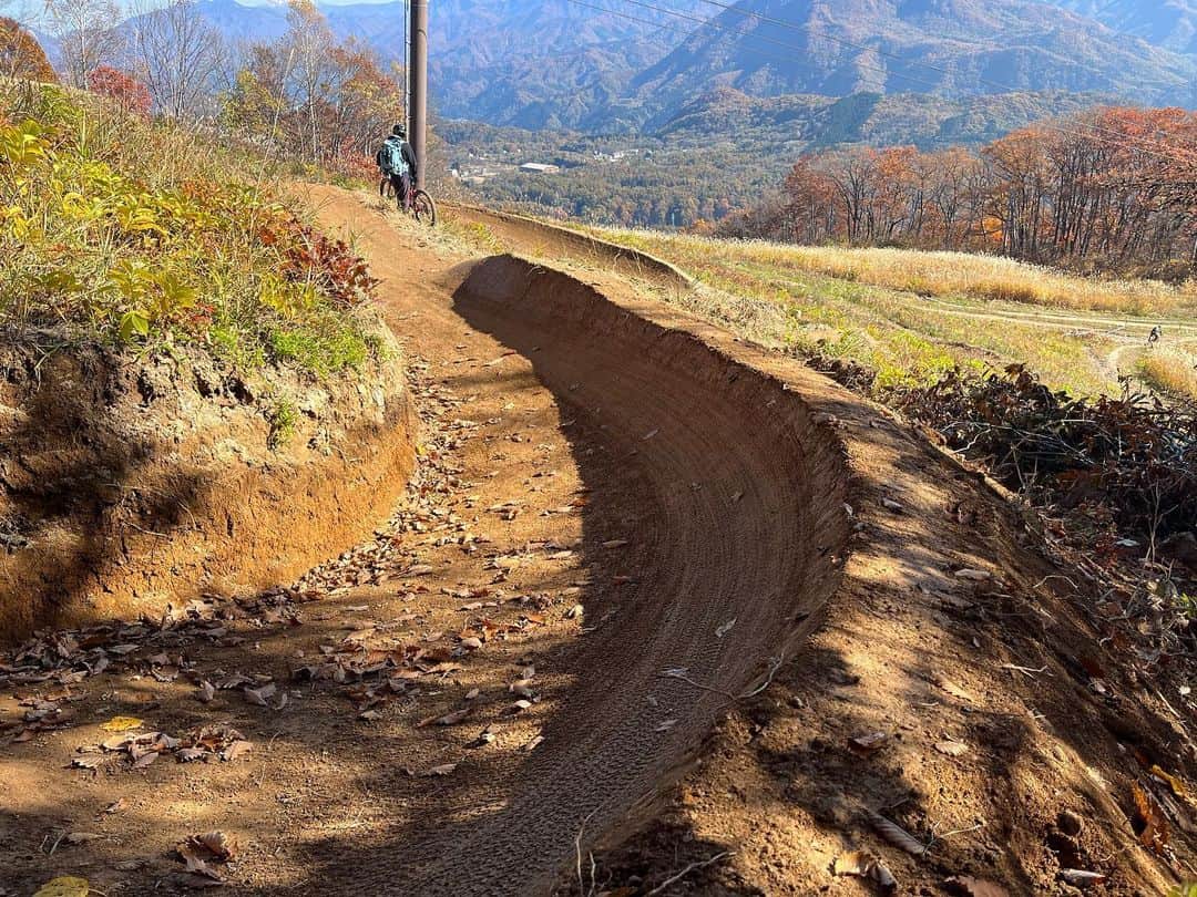白馬岩岳スノーフィールドさんのインスタグラム写真 - (白馬岩岳スノーフィールドInstagram)「カミカゼダウンヒル⑥-⑦プチリニューアル  あまり走られていないこの区間をプチリニューアルしました。 ジャンプ、ドロップ、ギャップ越えを取り入れた上級セクションとなっておりますが、リズムに乗れると小気味よく走る事が出来ます♪ この時期なので今年は途中まで、来シーズンに完全リニューアルとなりますので、お楽しみに！」11月1日 13時30分 - hakuba_iwatake