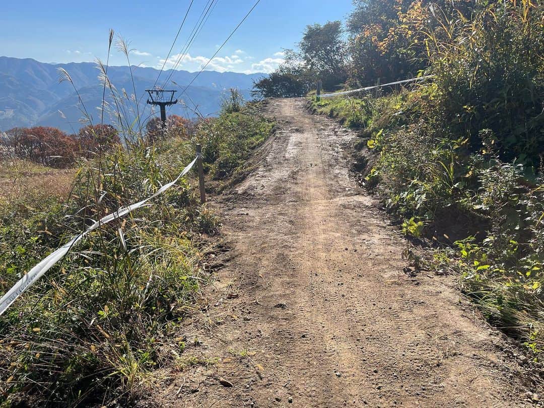 白馬岩岳スノーフィールドさんのインスタグラム写真 - (白馬岩岳スノーフィールドInstagram)「カミカゼダウンヒル⑥-⑦プチリニューアル  あまり走られていないこの区間をプチリニューアルしました。 ジャンプ、ドロップ、ギャップ越えを取り入れた上級セクションとなっておりますが、リズムに乗れると小気味よく走る事が出来ます♪ この時期なので今年は途中まで、来シーズンに完全リニューアルとなりますので、お楽しみに！」11月1日 13時30分 - hakuba_iwatake