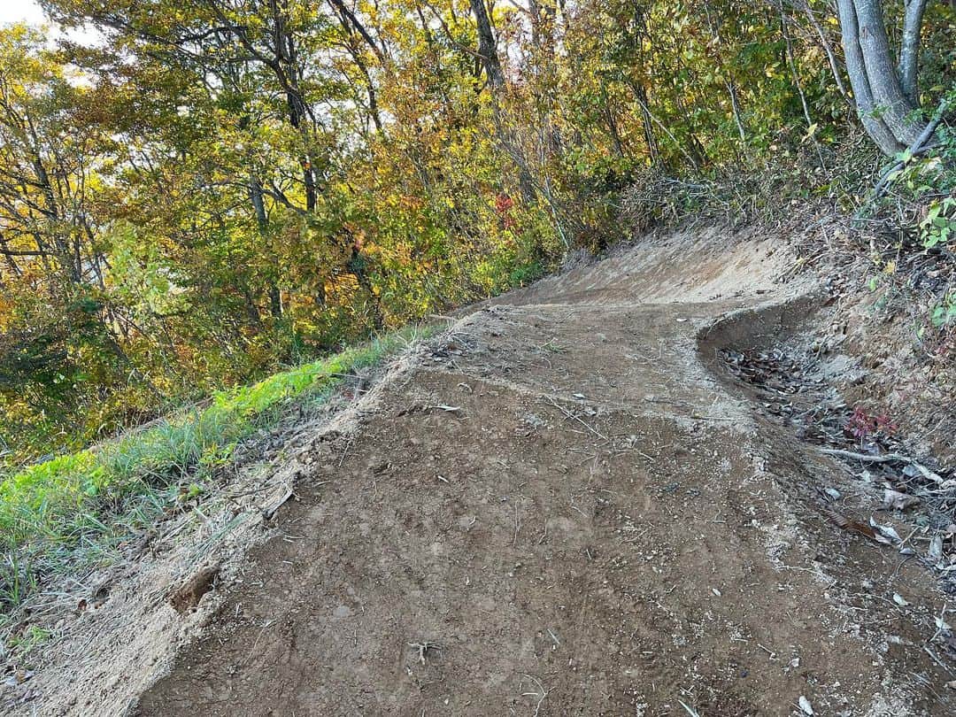 白馬岩岳スノーフィールドさんのインスタグラム写真 - (白馬岩岳スノーフィールドInstagram)「カミカゼダウンヒル⑥-⑦プチリニューアル  あまり走られていないこの区間をプチリニューアルしました。 ジャンプ、ドロップ、ギャップ越えを取り入れた上級セクションとなっておりますが、リズムに乗れると小気味よく走る事が出来ます♪ この時期なので今年は途中まで、来シーズンに完全リニューアルとなりますので、お楽しみに！」11月1日 13時30分 - hakuba_iwatake