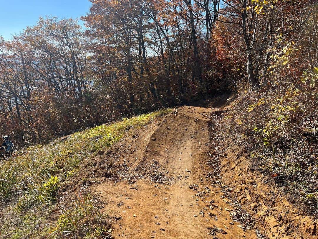 白馬岩岳スノーフィールドさんのインスタグラム写真 - (白馬岩岳スノーフィールドInstagram)「カミカゼダウンヒル⑥-⑦プチリニューアル  あまり走られていないこの区間をプチリニューアルしました。 ジャンプ、ドロップ、ギャップ越えを取り入れた上級セクションとなっておりますが、リズムに乗れると小気味よく走る事が出来ます♪ この時期なので今年は途中まで、来シーズンに完全リニューアルとなりますので、お楽しみに！」11月1日 13時30分 - hakuba_iwatake