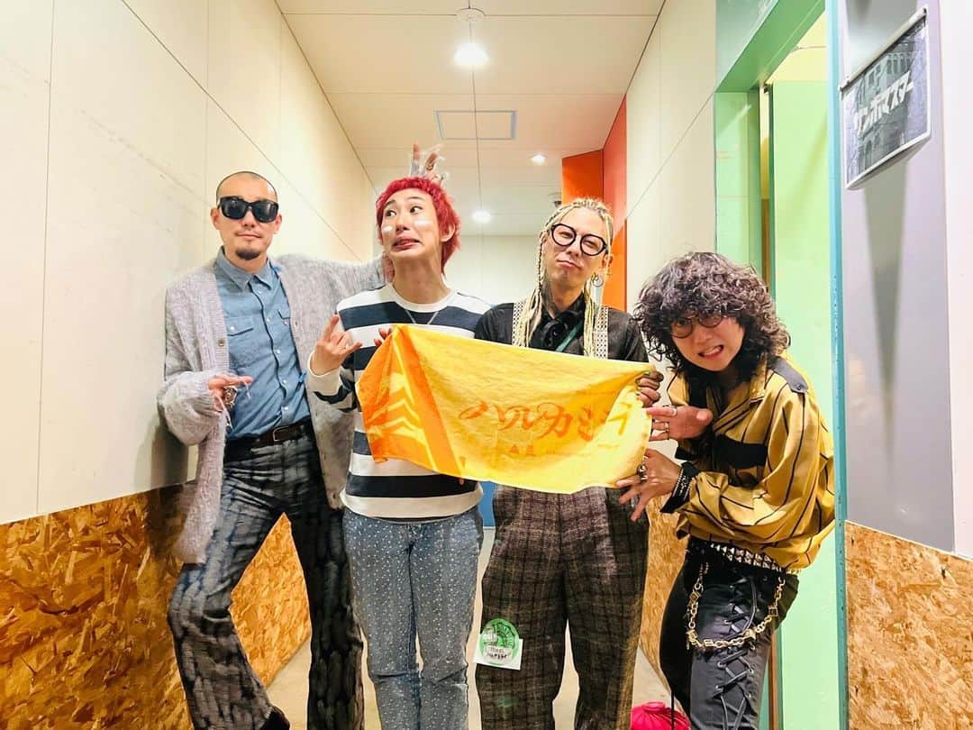 青木カズローのインスタグラム：「昨夜はハルカミライのライブを観にZeppへ。 なんだろうか、会うと元気でるんです。昨夜も大事な気持ち貰って帰りました🔥」