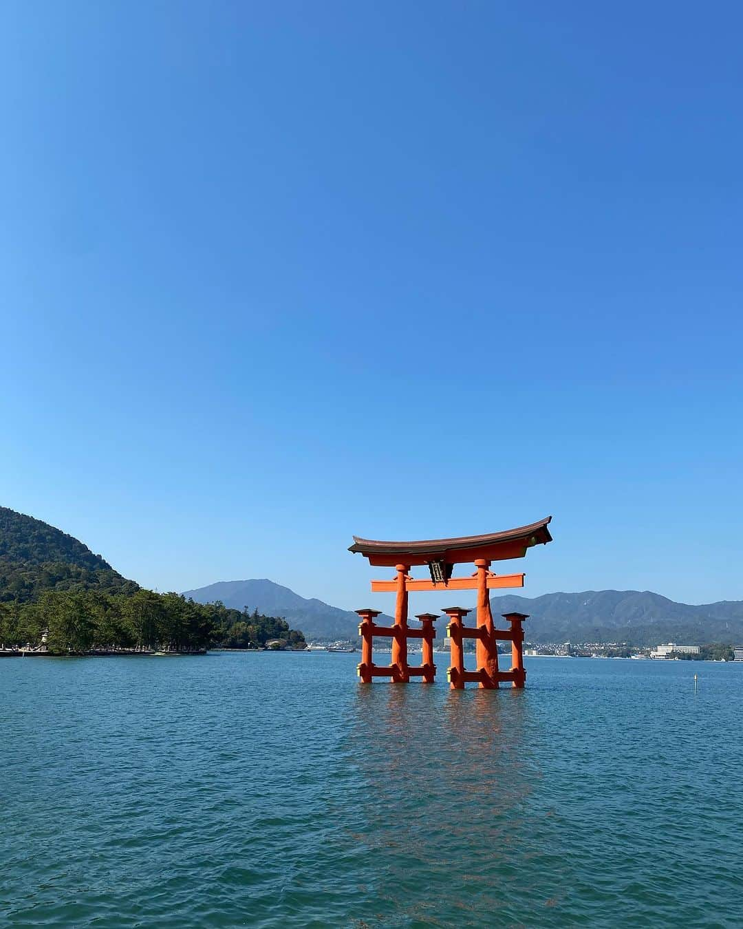 天沼知恵子さんのインスタグラム写真 - (天沼知恵子Instagram)「厳島神社⛩️ 1日参りが出来ました！ 11/1 11:11たぶん11秒🤣  見えない力も頂いて選手にパワー充電🔋して戻ります！！ 戻ってTOTO予定です！  もしかしたらセッティングに関わるかもしれないので古巣のキーパーさんと話してみたくて自主的にいってきます。 その立場になって出来なかったら困るのは自分ですから^_^ 出来る事から勉強📚してみます！  #厳島神社  #広島 #福山 #浄化  #パワースポット  #気を鎮める」11月1日 13時26分 - amanuma_chan.impact_a_body