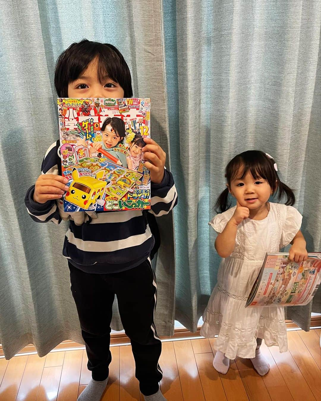 恒松あゆみさんのインスタグラム写真 - (恒松あゆみInstagram)「小学一年生12月号、発売中です！  予想通り、息子と娘で付録のどこいこっカーの取り合いが繰り広げられました(笑)。  どこいこっカーが可愛すぎて、遊んでいない時はおもちゃ用の棚に飾っています。 ちょこんとした佇まいがたまりません💕  息子は勇者っぽくなれて大喜び！ そしてやはり、母もテンションが上がりまくりなのでした。   #小学一年生 #モデル   #齋藤統真 #テアトルアカデミー   #どこいこっカー #勇者トウマ」11月1日 13時32分 - amyonn