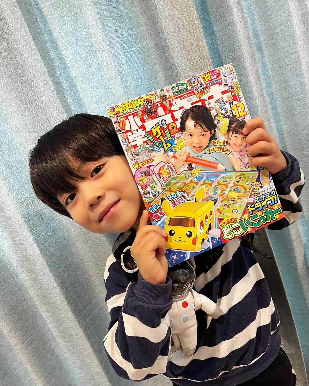 恒松あゆみのインスタグラム：「小学一年生12月号、発売中です！  予想通り、息子と娘で付録のどこいこっカーの取り合いが繰り広げられました(笑)。  どこいこっカーが可愛すぎて、遊んでいない時はおもちゃ用の棚に飾っています。 ちょこんとした佇まいがたまりません💕  息子は勇者っぽくなれて大喜び！ そしてやはり、母もテンションが上がりまくりなのでした。   #小学一年生 #モデル   #齋藤統真 #テアトルアカデミー   #どこいこっカー #勇者トウマ」