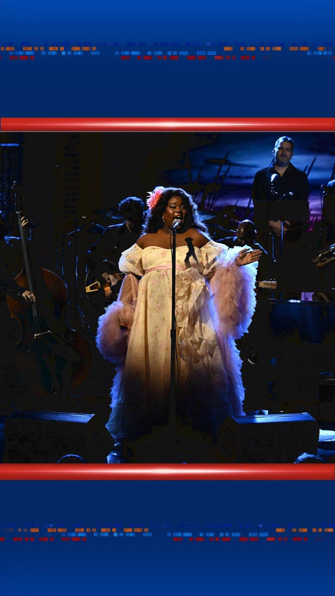 アレックス・ニューウェルのインスタグラム：「Tony-winner @thealexnewell graced our stage with a soulful performance of “Independently Owned” from the Broadway show, @shuckedmusical. 💙 🎶  #Colbert」