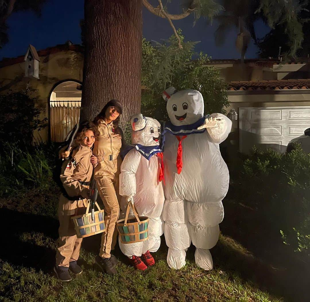 ダニア・ラミレスのインスタグラム：「Who you gonna call??? It’s a #Ghostbusters and #staypuftmarshmallowman kinda night! #trickortreat🎃 #happyhalloween」