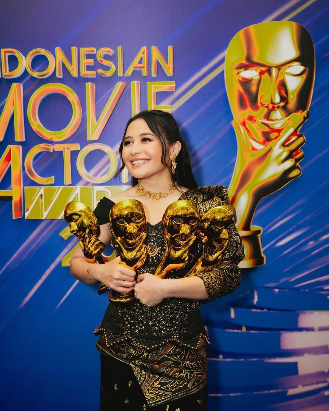 Prilly Latuconsinaのインスタグラム：「Terima Kasih banyak @imaawards atas apresiasinya!   - Pemeran Utama Wanita Terbaik & Terfavorit - Pemeran Pasangan Terfavorit - Ketika Berhenti Di Sini sebagai Film Terfavorit   Ga nyangka akan bawa 4 piala semalam!  bersyukur sekali!  Terima Kasih untuk seluruh tim @sinemaku.pictures @umayshahab  @montytiwa @andirianto_official  Cast dan crew yang terlibat dalam film Ketika Berhenti Di Sini. Karena kalian juga aku bisa memberikan yang terbaik! Semoga karakter Dita bisa memberikan pengaruh yang positif untuk siapapun yang nonton filmnya ❤️  Dan pasti terima kasih untuk kesayanganku @OfficialPrillvers yang selalu setia mendukung aku dari awal aku berkarir hingga saat ini! Kalian luar biasa dan aku sangat beruntung punya kalian!」