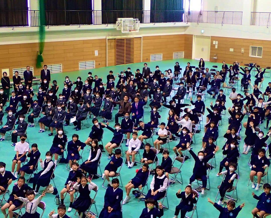 野口健さんのインスタグラム写真 - (野口健Instagram)「岡山県総社市では、来年4月からは新しい学校を開校。 幼稚園から中学3年までの一貫校。 なんと、僕はその新学校では名誉校長を片岡市長から拝命。山の学校として環境教育に力を入れていれたい」と片岡市長。 まずご提案させて頂いたのは子供たちと「森づくり」や「アウトドア体験」を授業の中に組み込むこと。  ただ、ただでさえパツンパツンのカリキュラムの中にどうやって入れていくのから学校、教育委員会、片岡市長、総社市の皆さんと知恵を出し合って体験型授業を充実させていきたい。  幼稚園から中学校までの一貫校開校とは総社市は次から次へと新しい事に挑戦する。  僕も依然、やっていた野口健環境学校の仲間たちに声がけして、アイディアを練りに練ろう。  それにしても、片岡市長、いつも元気だなぁ。市長のパワーは一体全体どこから来ているんだろ…。タッグを組んで約15年。環境学校だけでなく、熊本地震の時のテント村、今年に入ってはトルコ地震の災害支援と一緒に連携しアクションを起こしてきたました。長年、活動を通して培ってきた信頼関係、それと阿吽の呼吸、がればこそ。さて、来年からまた楽しみが増えました。片岡市長、お疲れ様でした(^^)  #野口健 #総社市 #野口健環境学校」11月1日 13時48分 - noguchiken8848