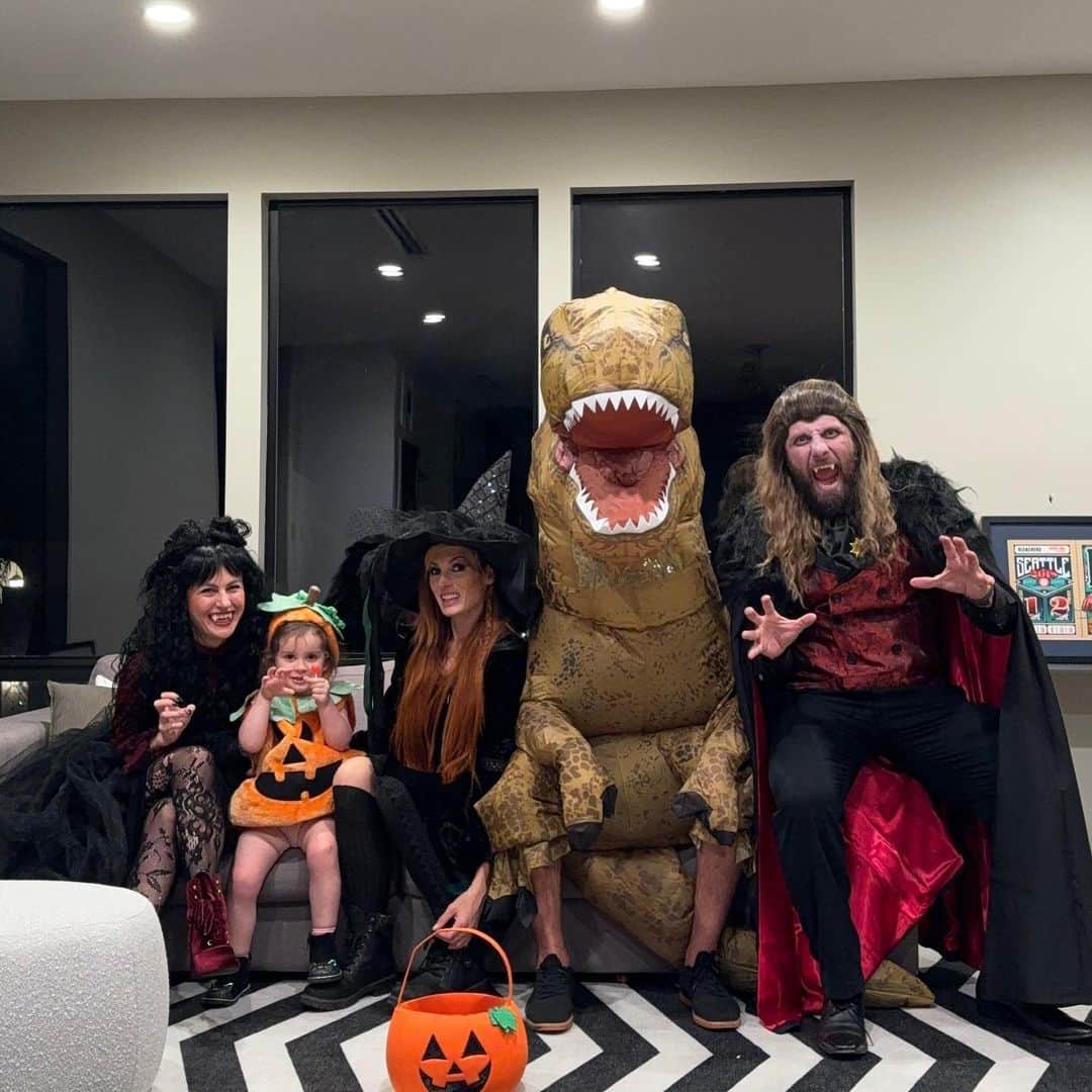 レベッカ・ノックスのインスタグラム：「Happy Halloween from the Roux crew 🎃   @wwerollins  @itsjenhouston  @joshygallegos」