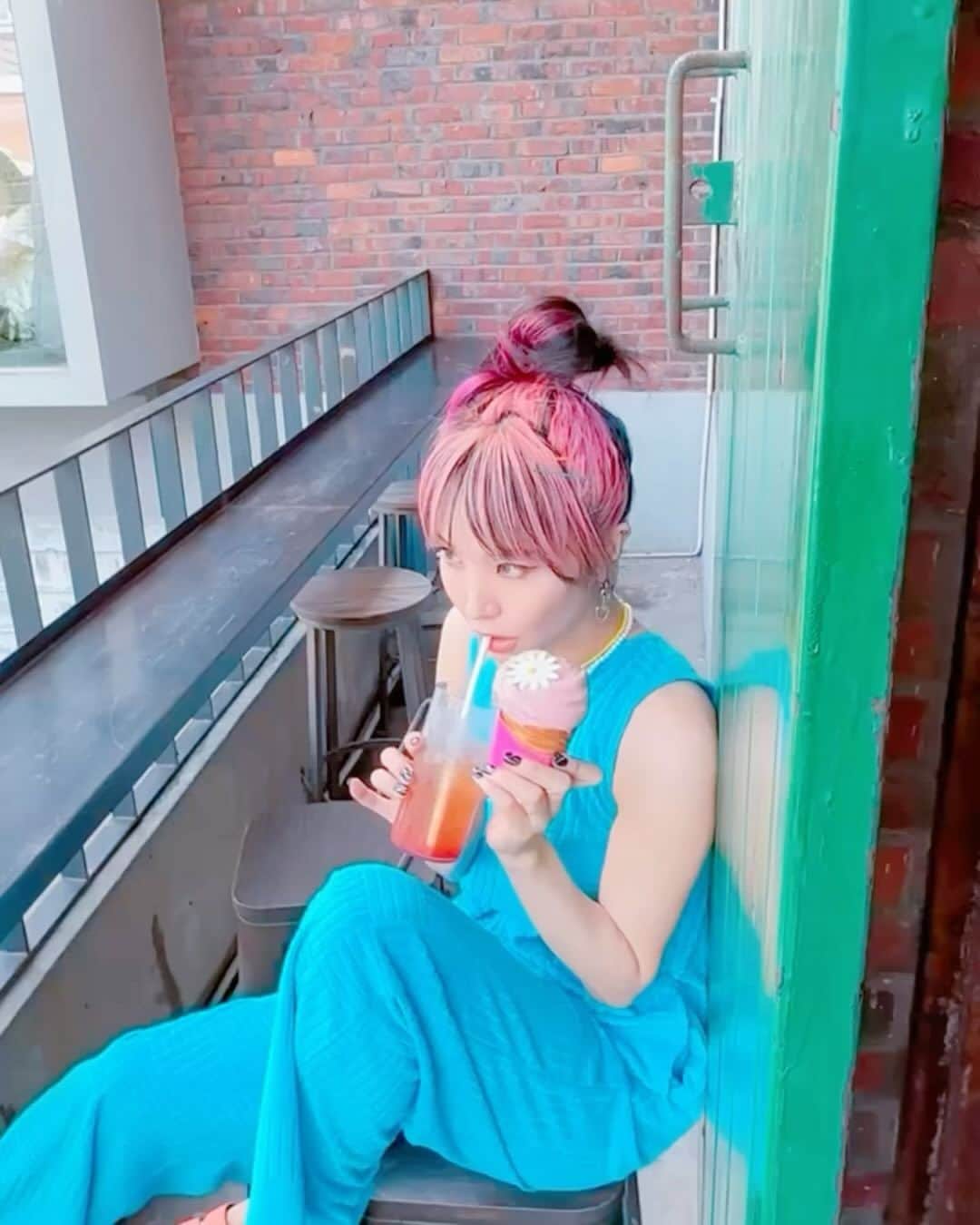 のインスタグラム：「そして、今年もちゃんと覚えてた！ 2024年のカレンダーも発売ですっ㊗︎🗓️  ポスターサイズなので、私のおばあちゃんは終わったら全部ポスターにしてました笑 お早めにゲットしてくださいっ☻  来年もずーーっと一緒だね😏❤️‍🔥 #おうちりさ #カレンダー12ヶ月分撮影するの結構へビーだけどちゃんと作るの覚えてたわたし今年もえらい  https://www.lxixsxa.com/Life_is_Smile_Always/  3-12month 📸　@vizkage  1.2month 📸　@akikoisobe  👘　@mikitiaizawa  💄　@keiko__ujiie」