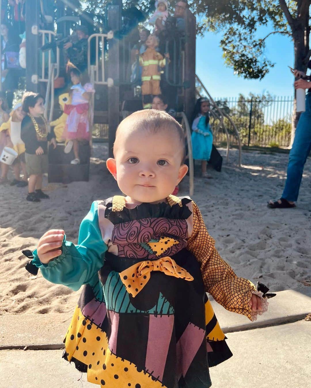 宮崎沙矢加のインスタグラム：「Halloween costume parade with this little Sally🧜‍♀️💙n mini🦖 . . . ナイトメアのサリー♥️ウィッグはすぐに取っちゃうし動き回ってなかなか写真がうまくとれない👶🏼🙌🏽  来年こそはパパとミシェルに混ざって一緒にコスチューム着よう😂って毎年言ってるけどw #halloween #halloweencostume #thenightmarebeforechristmas #babycostume #babyhalloween」
