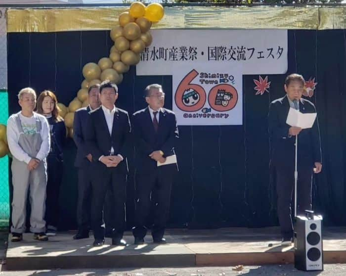 神取忍さんのインスタグラム写真 - (神取忍Instagram)「先日の静岡県清水町で行われた 【清水町産業祭・国際交流フェスタ】 参加して来ました!! 地域のものづくりや産業技術がすごいので驚きです✋ 小さな町ですが、凄いパワーがあるので ここで神取米や農産物を作って もっと清水町の凄さを知ってもらいたいなぁ(^^) 今回も 作業はないけど、 清水町の山本被服 (株)の オーバーオールです(^^)  『毎日牧場』のお肉は美味しかった!! サラダバーのカレー驚きの美味しさでした!! ご馳走さまでした(^^) #静岡 #清水町 #産業祭 #国際交流フェスタ #山本被服 #オーバーオール #毎日牧場 #神取忍 #プロレス」11月1日 13時44分 - shinobukandori