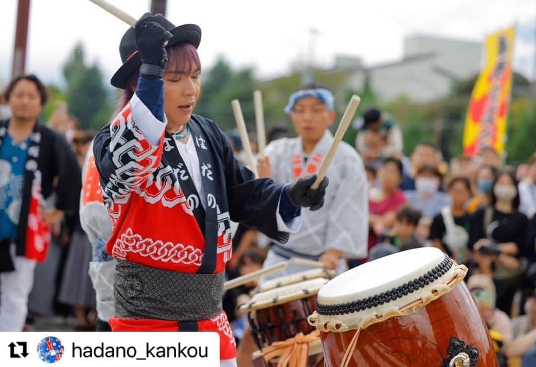 真矢さんのインスタグラム写真 - (真矢Instagram)「秦野に伝わる伝統の祭り囃子。 少しでも魅力を感じていただけたら嬉しいです。  #Repost @hadano_kankou with @use.repost ・・・ . 今年、はだのふるさと大使に就任した LUNA SEA 真矢さんが御輿パレードに登場しました🥁  力強い和太鼓演奏とお囃子の演奏を披露していただきました🎶 間近で観る真矢さんの演奏に会場は釘付け‼︎  4年ぶりの御輿パレードの出発を景気付けしていただきました🔥  #秦野たばこ祭 #第76回秦野たばこ祭 #吉田栄作 #加藤優 #LUNASEA #真矢 #立石純子 #花火大会  #屋台グルメ #屋台飯 #秦野グルメ #お祭り #お祭り好きな人と繋がりたい  #お出かけスポット #お出かけ日和 #旅行記 #クラファン #はだの #関東旅行 #関東グルメ #関東ドライブ #神奈川観光 #神奈川グルメ #神奈川旅行 #秦野日和 #omotanめぐり #japantravel #japanphoto #japan_daytime_view」11月1日 13時45分 - 331shinya