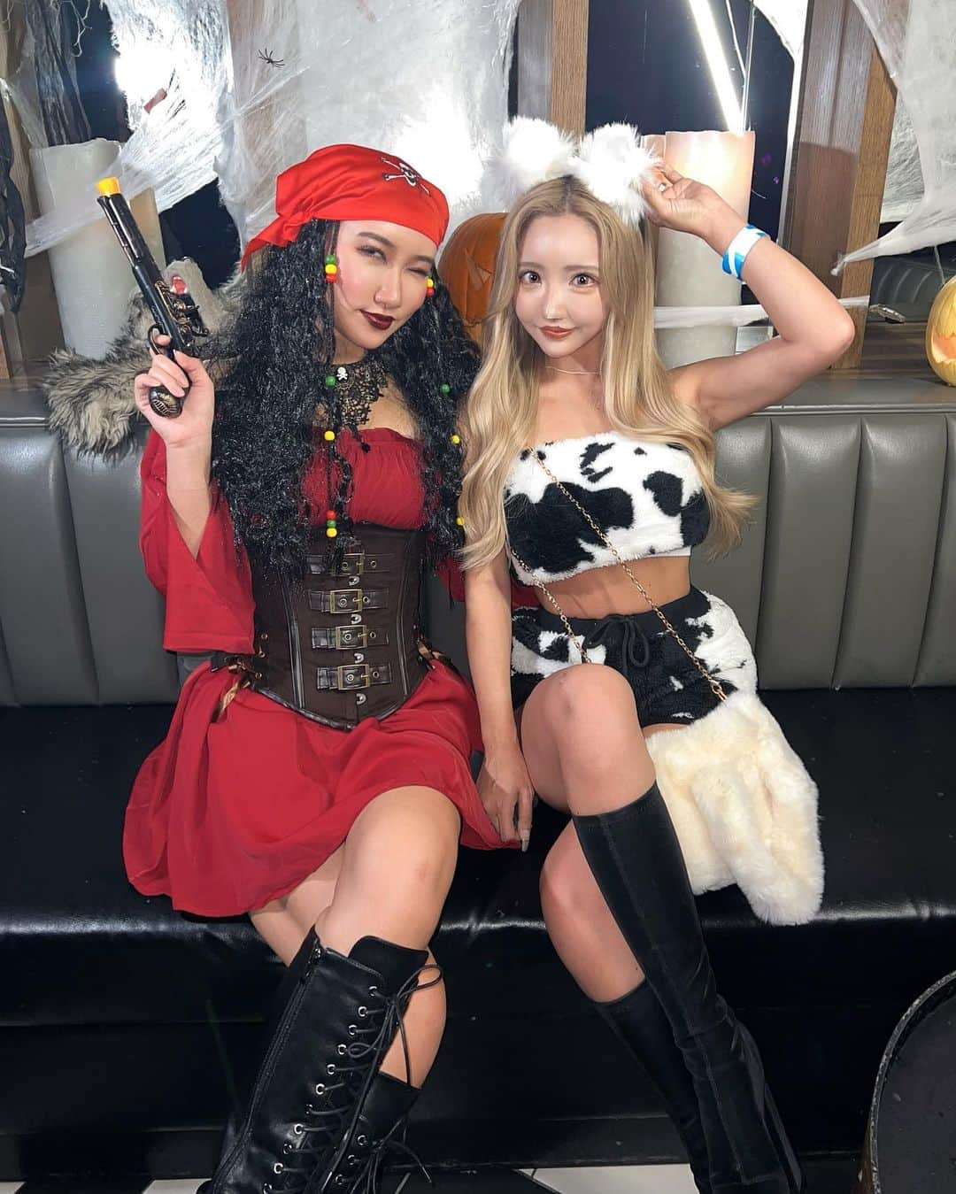 とみmamaさんのインスタグラム写真 - (とみmamaInstagram)「牛girl🐮🐄🖤🖤🖤 . . 10/26に @1oaktokyo で開催された SHEINのハロウィンイベントに参加させてもらって 全身SHEINで揃えた衣装で牛になりました🐮❤️笑 . . めっちゃ可愛くない？？🥺 もっこもこで肌触りも良いし 耳も合わせて全身¥2500くらい🤣w  服も可愛くて安いの沢山あるけど コスプレも可愛いのたくさんあって SHEIN様様😮‍💨💓 . 品番1番最後の画像に載せてるから見てね😌 . . @shein_japan  @sheinofficial  . . いつもお世話になってる SHEINの仁美さんともやっとお写真撮れた🥺🖤 仁美さんの衣装もすごく可愛いしクオリティ高かった😳💓 . . . SHEINのインフルエンサーの子達が みんな可愛い衣装着てて目の保養だったな〜🥰💓 イベントとっても楽しかったです💓 ありがとうございました❤️ . . . . #SHEIN #SHEIN コーデ #SHEIN購入品 #SHEINハロウィーン #ハロウィンアイテム #1OaktokyowithSHEIN  #1OakHelloweenwithSHEIN」11月1日 13時56分 - tomimama1116