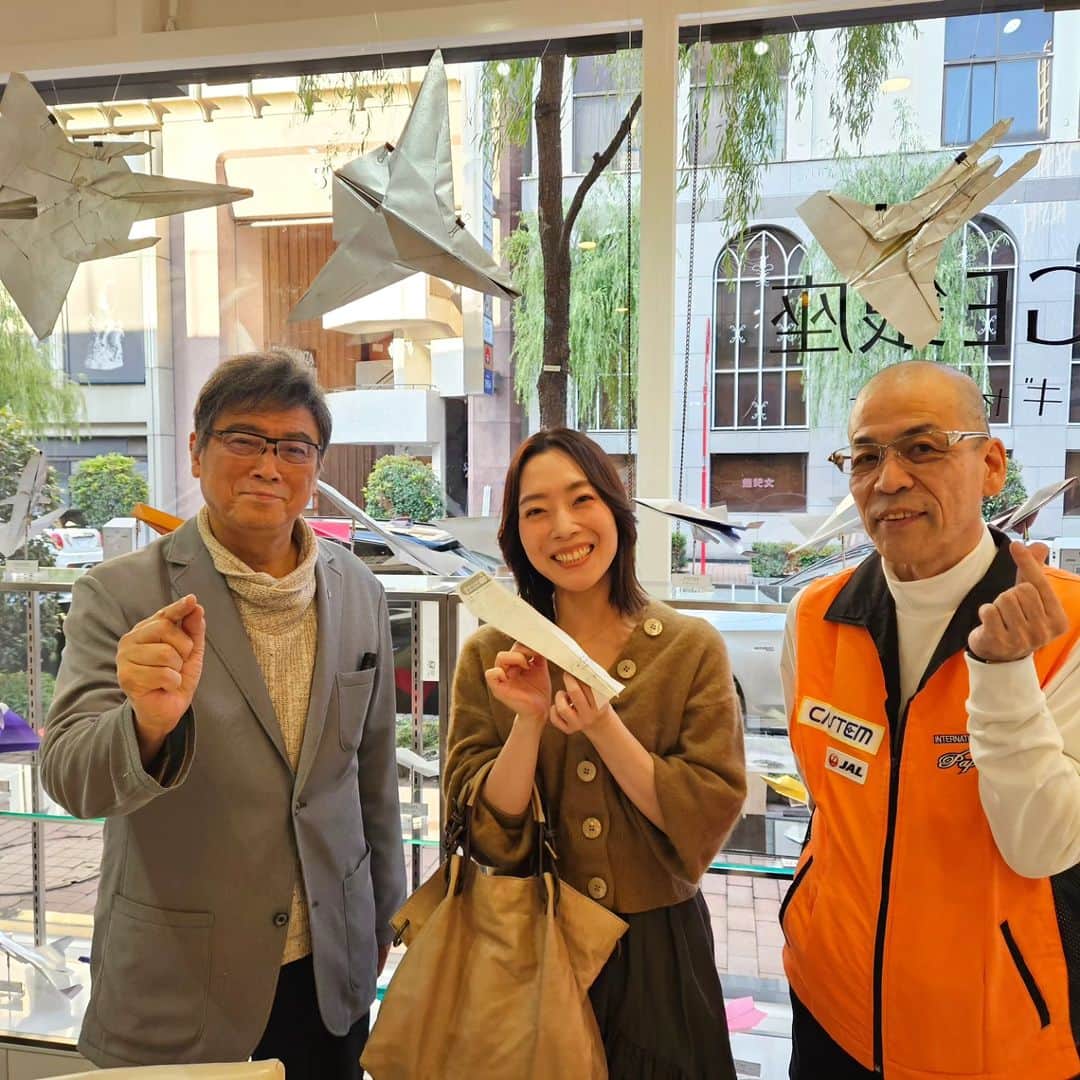 香咲蘭さんのインスタグラム写真 - (香咲蘭Instagram)「10年前。 全国ツアー公演の『仁』という作品で枝豆とゆで卵を売る少年、喜市という役だったのですが、劇中で紙飛行機(イカひこうき)を客席に向かって飛ばす場面があって。  客席の1番奥を狙って飛ばすのですが、時には3列目辺りのお客様目掛けてすごいスピードで垂直落下してしまい横で見守ってくれてた彦次郎さん(綾月せりさん)と一緒に平謝りしたことも😂 時間のない全国ツアー公演なので毎朝バスの中でせっせと折ってました。  先日、当時イカひこうきの折り方を教えてくれた折り紙ヒコーキ協会の藤原さんが個展のご案内をくださり、お久しぶりにお会いしてきました! 家族連れや飛行機好きの方で店内は大賑わい✨ 久しぶりに懐かしのイカ飛行機を作りました✈  個展は11月4日(土)まで開催中ですので飛行機お好きな方はぜひ✨  『戸田拓夫・紙ヒコーキの世界！』 ▪︎時間：11:00〜20:00 ※最終日は16:00まで ▪︎場所：STAGE銀座 〒104-0061 東京都中央区銀座8-5 銀座ナイン１号館1F 入場無料  #戸田拓夫 さん #藤原宣明 さん #いか飛行機」11月1日 13時56分 - ran_kosaki