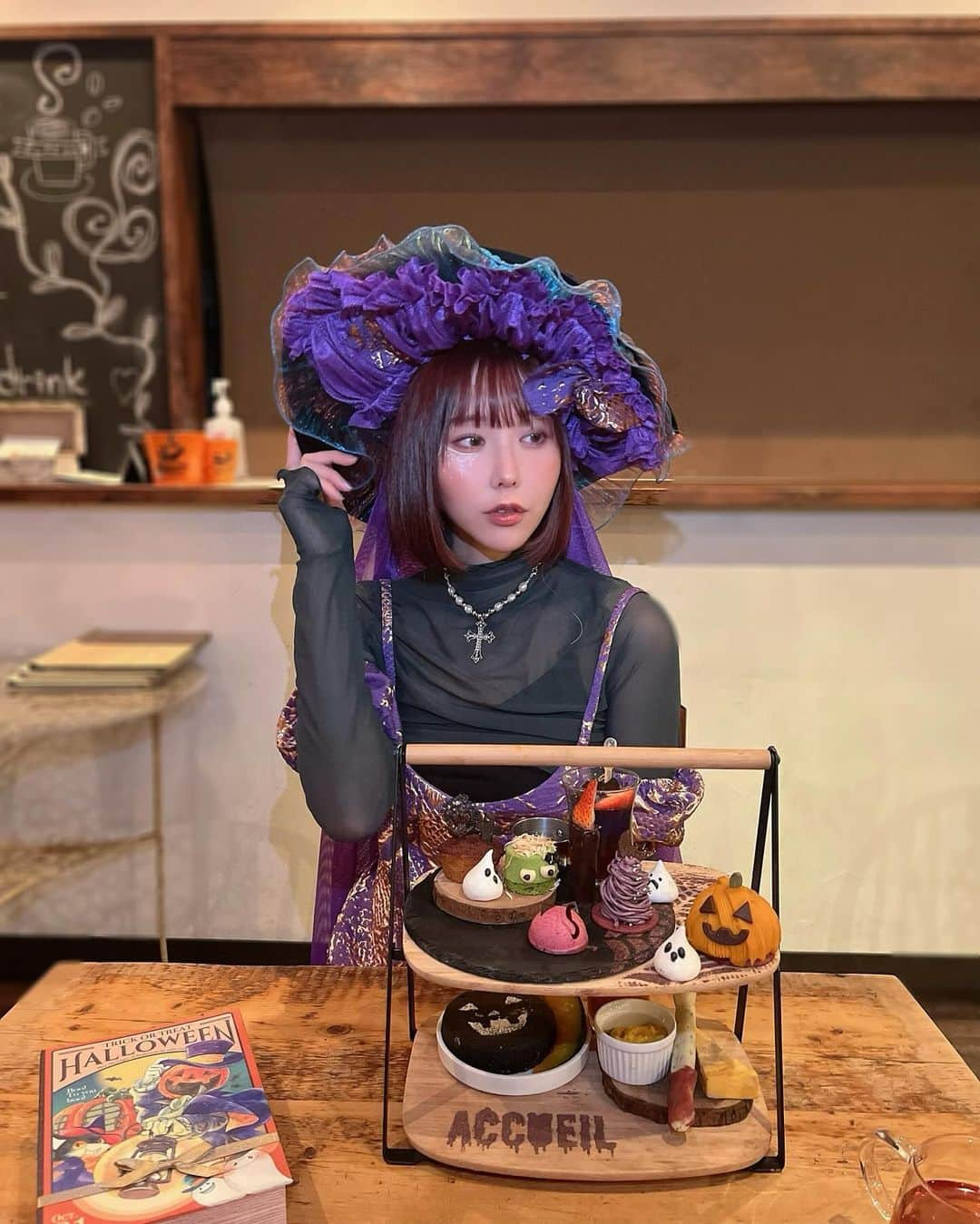 神成藍子のインスタグラム：「HappyHalloween🌚👻🎃🕸🕷  ハロウィンアフヌンした💜💫 今年の仮想のテーマは「頭に付けてるの取ったら普段着になるコスプレ」！笑  私は良い属性の魔女のコスプレをした🫶紫のめちゃくちゃ可愛すぎる布をゲットしてたからそれを使えてめちゃくちゃはっぴー🥹💜 魔女帽子は既製品にグルーガンで色々貼っただけだけどめっちゃ可愛くなった🥹🥹🫶 ハロウィン大好き♪( ◜ω◝و(و "  #ハロウィン #Halloween #ハロウィンコスプレ #ハロウィンパーティー #アフヌン」