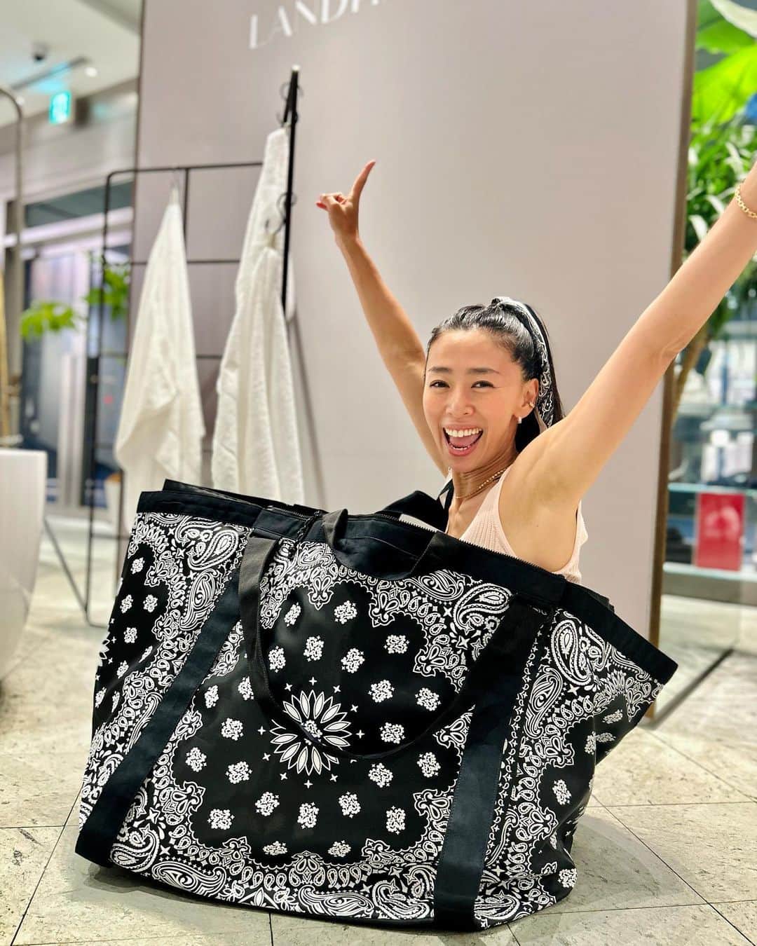野沢和香のインスタグラム：「大変、もう私の生活になくてはならないbuddyのブランド @landhaus.official のこのbag Randry Laundry Tote(S,M,L)が本日１１月２日21時〜再販だってー🎉  私は撮影やインスタライブやら、とにかく信じられないくらいの荷物を運ぶことが多いので😅このLサイズのドデカbag を愛用！ これが信じられないくらい入るのよ🥹💕私も入れるくらい😆🛀だから本当に助かってます。 しかも軽くて本体が軽いから激重の荷物の日は間違いなくこれ！オシャレを諦めたくなる大荷物の日も可愛いくしてくれる神bag✨ 置いとくだけでかわいいから、MもSも欲しくなる🫶  これ担いでると必ずクスっとされる可愛いドデカさです☺️🩷  Mが大人気みたいだよ。ぜひお見逃しなくー🤍」