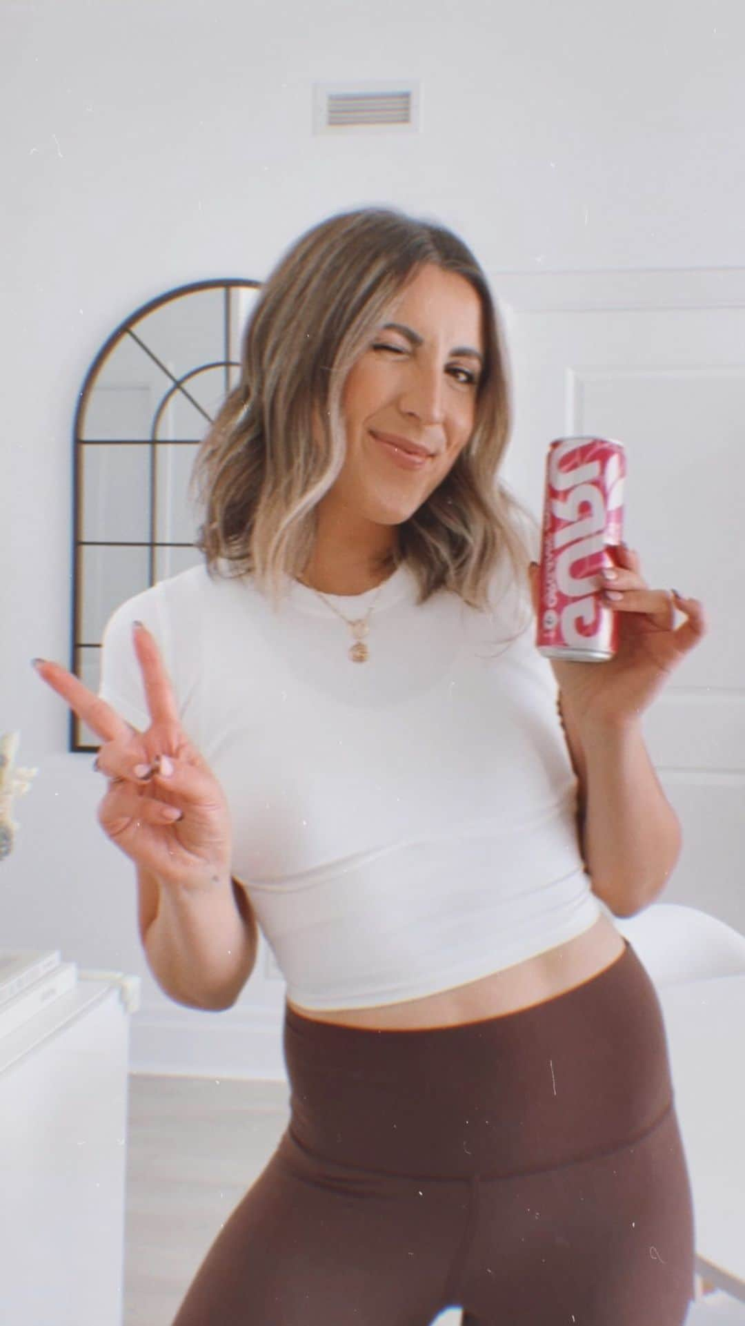 Stephanie Sterjovskiのインスタグラム：「As a holistic nutrition student…I gotta keep it real- energy drinks have never appealed to me. Then I got introduced to @guruenergydrink and loved that it’s an all-organic, natural caffeine (nothing artificial) boost! Wearing as many hats as I do (mom, nutrition student, content creator etc.) I need high energy for my daughter, long study sessions or being on camera 😅   Guru Theanine Fruit Punch: proven to improve focus and mental performance 👊   Here what I love about #GURUEnergy 👇 🩷 No jitters/crash like the typical energy drink 🩷 No artificial sweeteners or flavours  🩷 No aspartame, sucralose, synthetic caffeine」