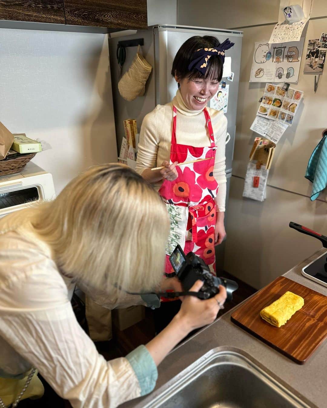 誠子さんのインスタグラム写真 - (誠子Instagram)「いらっしゃいませ。こんばんは。  今日はお家で料理本のレシピページの撮影をしました。  自分がつくった出汁巻き玉子の撮影を、我が子のように見守っている誠子です。  今回、制作をお手伝いしてくれる 映像作家の石田ダダちゃんとライターのもちこちゃん。  二人は自主制作本を何冊も作っていて、食べることが大好きなのでお願いしました。 撮影で作ったお料理もたくさん食べてくれました。  本が完成したら、お渡し会などのイベントも計画中です。 みんな待っててね 🙊🤍  #誠子食堂」11月1日 23時24分 - seiko_1204