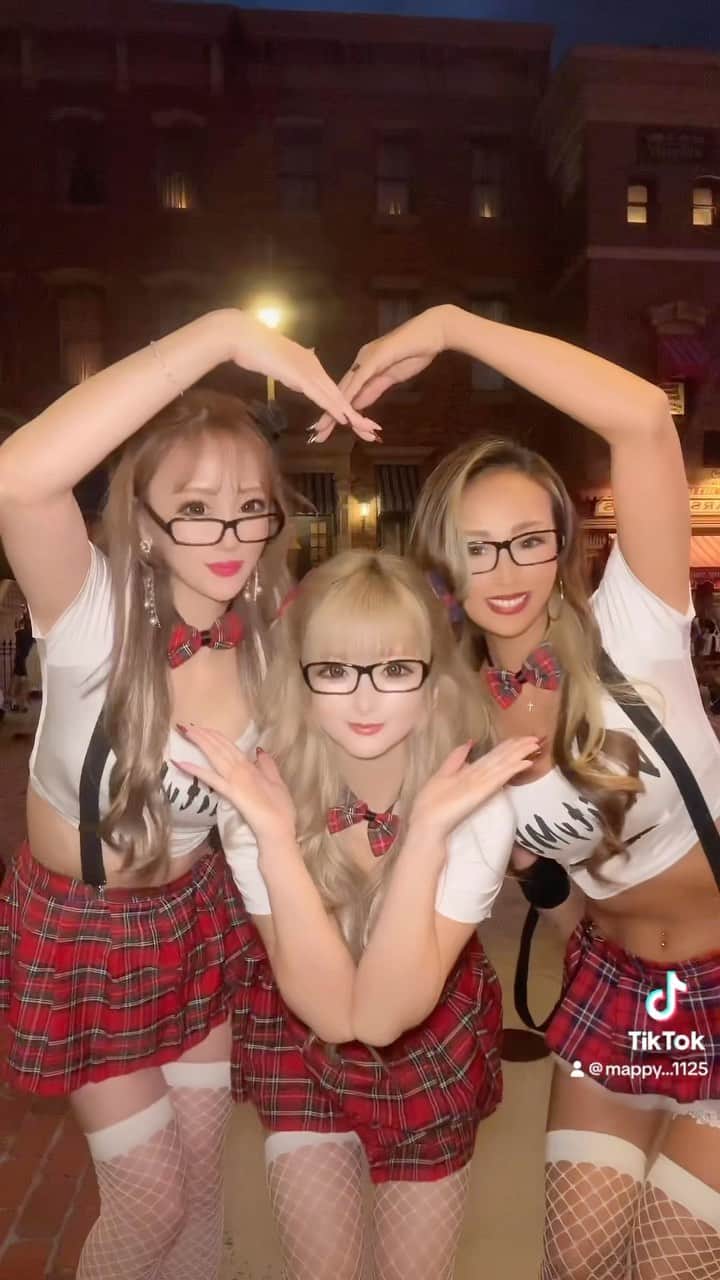 まっぴーのインスタグラム：「今年のユニバのハロウィンは今日のインパがラスト🥹✨（動画は前の） ハロウィンはやぱ楽しい🎃💖 ホラーナイトまた来年👋👻💕💕  #ユニバ#ホラーナイト#制服コスプレ」