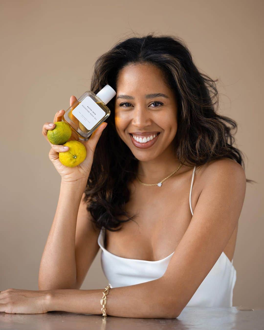 Katini Yamaokaのインスタグラム：「The Katini Skin Signature Body Oil is finally here! 🌞 After countless months in our lab, I am thrilled to unveil our newest @katiniskin beauty drop ✨ I handpicked all the wonderful ingredients in this bottle, and it’s designed to keep your skin hydrated, soft, smooth and luminous all winter long. Based on the Japanese Yuzu bath soaks, the scents in this oil will take you on an aromatic journey 💫 If you’re a dry girl like me, this product will be your new skin essential. It’s incredible✨#newbeauty #newdrop #cleanbeauty #bodyoil #beautifulskin」