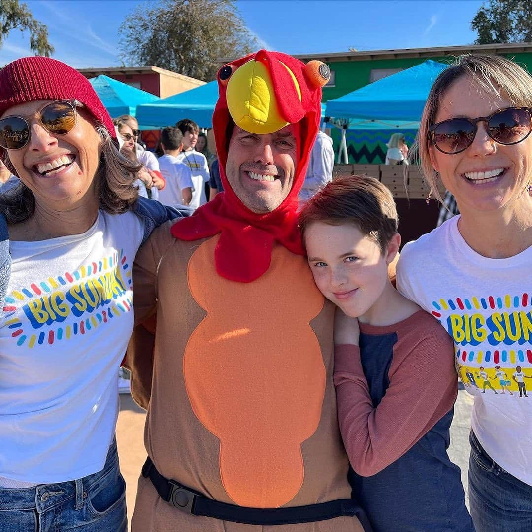 ニア・ヴァルダロスのインスタグラム：「This is a pic of happy people from their site! November is Giving Season and @bigsundayorg creates Thanksgiving baskets for those in need 🧺!! 🦃 you can make donations at the link in my bio! #November #Thanksgiving #give #givingseason #giveback #hot #love #goodvibes #dogoodbegood #good #holiday #holidays #feed #community」