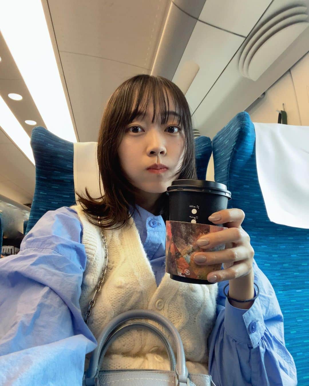 郡司りかのインスタグラム：「ほんとに最近クマがひどくて、 色々調べたらハーブピーリングが良さそうなので、 @mimosa.herbsalon で人生初のエステをしてもらった🌸  結果、めちゃくちゃよかった。 こういうのって1日で効果なくなると思ってたけど(偏見笑)、翌日のほうがお肌つるつるになった🥹  わたしのクマって色素沈着系っぽいんだけどすこし薄くなった気がする。 なにより、綿がスカスカのぬいぐるみに大量に綿を詰めたような張りのあるお肌になった感じがよかった😹🧸  #秋服 #シャツコーデ #エステ #mimosasalon」