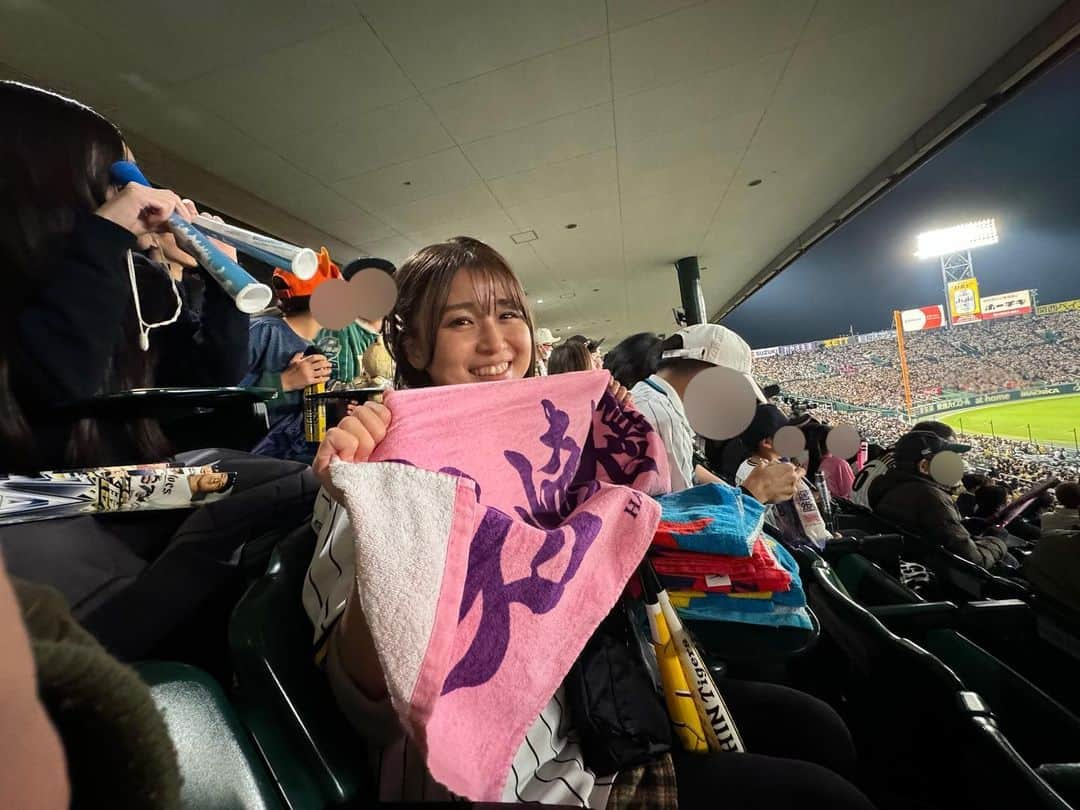 河野万里奈さんのインスタグラム写真 - (河野万里奈Instagram)「#SMBC日本シリーズ   阪神vs.オリックス@甲子園 ゆいとんさん(声優の渡部優衣さん！)が誘ってくださって、一緒に観戦できました！！！ ありがとうございました！！！  2枚目はカメラマンゆいとんさんが撮ってくれた写真です☺️🐯🐖」11月1日 23時32分 - marina_kawano