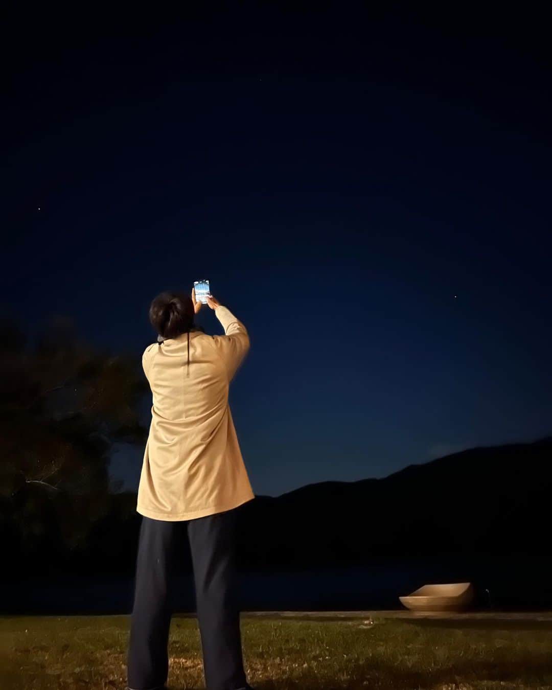 ファン・グァンヒのインスタグラム：「밤하늘에 별이 참 많다 ✨열심히 찍어봤다 💫」