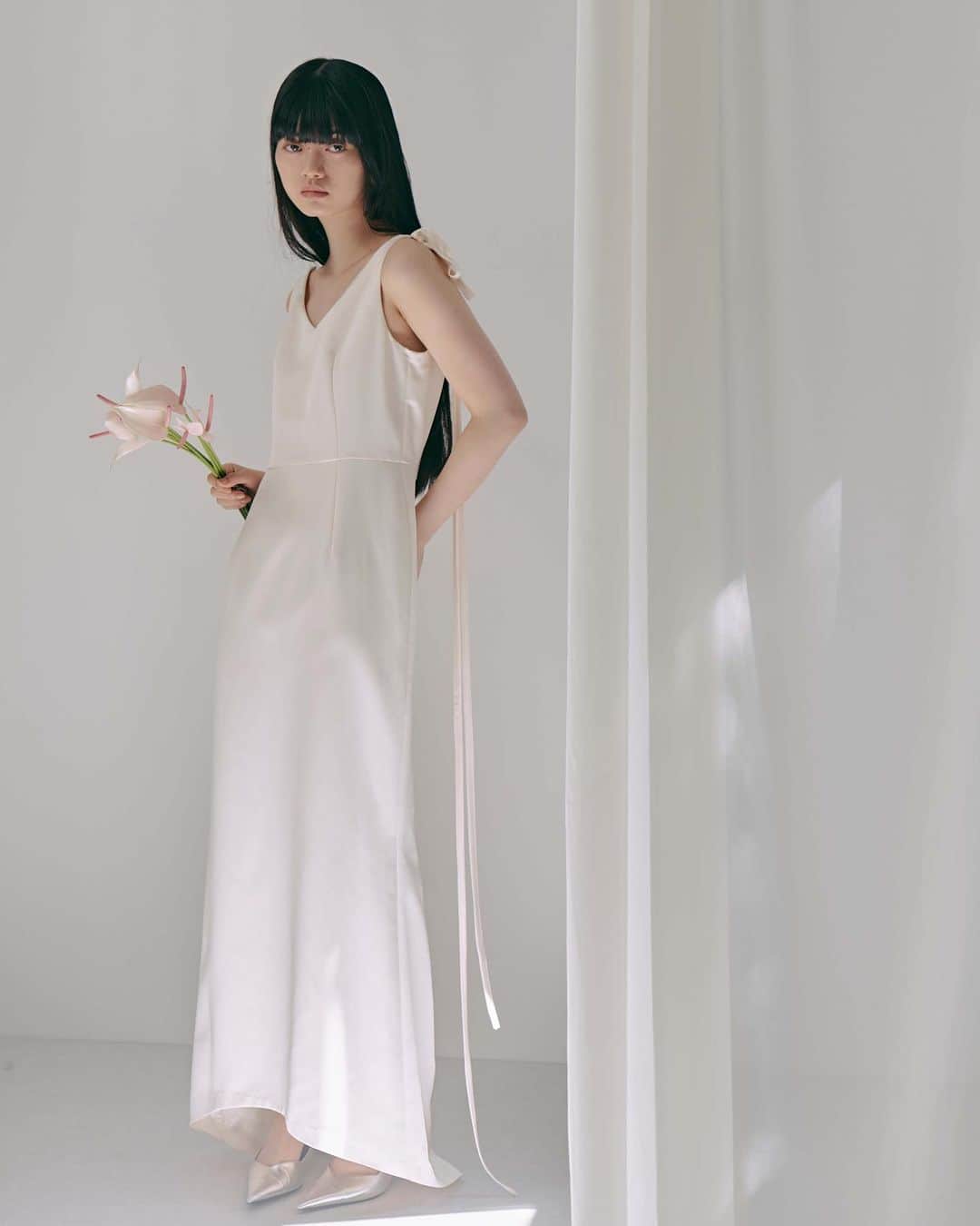 kaene －カエン－さんのインスタグラム写真 - (kaene －カエン－Instagram)「- back in stock -  Satin ribbon dress / サテンリボンドレス_No.100855 color : off white size : 34 / 36 / 38 model : 168cm ( size38 )  #kaene #weddingdress  #whitedress  #二次会ドレス  #フォトウェディング」11月1日 23時26分 - kaene_official