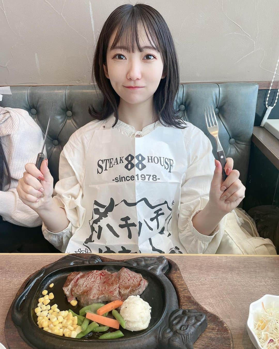 夏川愛実さんのインスタグラム写真 - (夏川愛実Instagram)「⁡ ⁡ 88ステーキ！！！🫶🫶🫶🍖 ⁡ ⁡ #沖縄#沖縄旅行#88ステーキ#沖縄観光 #那覇市ランチ#那覇カフェ#那覇 #ボブ#ロブ#ショートヘア#ヘアカラー#暗髪カラー #ヘアアレンジ#秋コーデ#淡色女子#淡色コーデ #148cm#f4f#いいね返し#l4l#フォロバ ⁡ ⁡ ⁡ ⁡」11月1日 23時28分 - ami_natsukawa