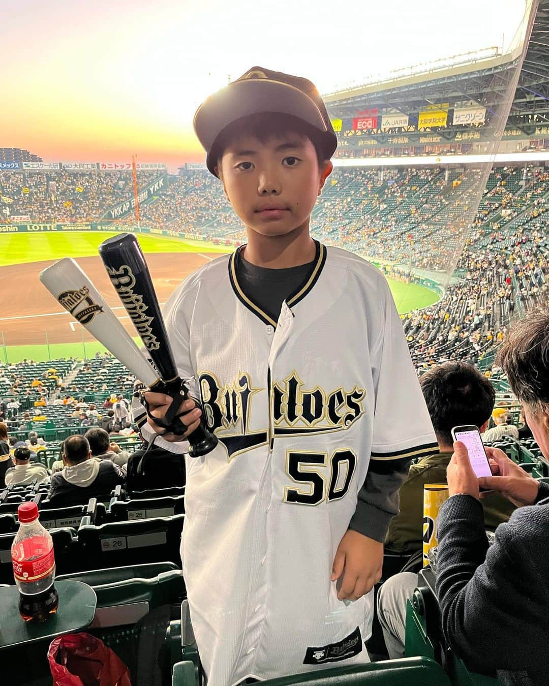 大西宏明のインスタグラム：「2023.11/1日  日本シリーズ2023 第4戦 #オリックスバファローズ の応援してきました📣  残念ながら悔しい敗戦となりましたが💦 息子は周りタイガースファンだらけの中！ 全力で応援 声援あげてました🔥  やっぱりタイガースの応援！ 甲子園の雰囲気！ エグいなっっっ😱  あの中で戦ってる選手達❗️ リスペクト✨✨  よしっ‼️あと２勝っ⭐️⭐️ @orix_buffaloes  頑張って下さい💪  #日本シリーズ #プロ野球 #野球観戦 #甲子園 #阪神タイガース #完全アウェー #ユニフォーム #着るか着ないか悩んでた ww #初めて野球のチケット買った ww #野球好き  #甲子園球場  #応援グッズ  #プロ野球選手  #野球好きな人と繋がりたい  #近鉄バファローズ #横浜denaベイスターズ  #福岡ソフトバンクホークス  #smile #ほなっ！！」