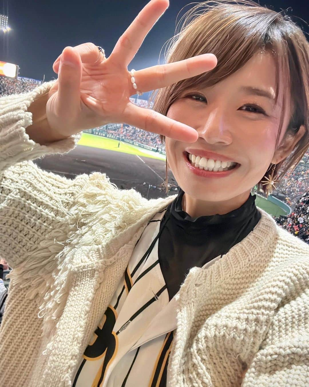 きゃっするひとみーのインスタグラム：「ものすごい試合やった🥲⚾️ ただただしんどかった。笑　めちゃくちゃに疲れた。笑 大山くんは日本の宝！！ 大山くん見てると、毎日一生懸命過ごしてたら絶対いいことあるって思える。 9回裏に大山くん相手に満塁策はないよ🫶❤️ 劇的サヨナラ！！（泣きすぎてほんまにかおぐちゃぐちゃなったので動画は自粛😂✌️） 湯浅くんの6月ノックアウト試合も現地でみてたから、復活しびれすぎてその時も泣いた😂  どっちも本当に好きなチームで。（現地入りは1人大阪なんば線） 京セラにも甲子園にも何回も行った今シーズン。 そして両チームの試合負けなし。勝ち試合、サヨナラしかみてない今シーズン。  日本シリーズが1日でも長く見たくて、今日は阪神に勝ってほしかった😭 でも阿部は打たれてほしくなかった😂  全部叶った幸せないちにち⚾️🫶  野球のある国に生まれてよかったー😭😭😭😭😭😭😭❤️❤️  今シーズン、これにて現地は終わり！ 阪神のリーグ優勝、CS優勝、そして歴史に残りそうな今日の日本シリーズ。 #湯浅の一球 #大山悠輔　サヨナラ打  全部一緒に見せてくれた　@k_kumei くめいさんありがとう！😭✌️今シーズンもマラソンがんばろうね！笑  #阪神タイガース  #阪神甲子園球場  #阪神ファン  #阿部翔太 #湯浅京己  #日本シリーズ #関西ダービー」