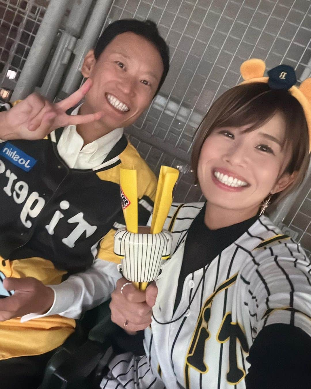 きゃっするひとみーさんのインスタグラム写真 - (きゃっするひとみーInstagram)「ものすごい試合やった🥲⚾️ ただただしんどかった。笑　めちゃくちゃに疲れた。笑 大山くんは日本の宝！！ 大山くん見てると、毎日一生懸命過ごしてたら絶対いいことあるって思える。 9回裏に大山くん相手に満塁策はないよ🫶❤️ 劇的サヨナラ！！（泣きすぎてほんまにかおぐちゃぐちゃなったので動画は自粛😂✌️） 湯浅くんの6月ノックアウト試合も現地でみてたから、復活しびれすぎてその時も泣いた😂  どっちも本当に好きなチームで。（現地入りは1人大阪なんば線） 京セラにも甲子園にも何回も行った今シーズン。 そして両チームの試合負けなし。勝ち試合、サヨナラしかみてない今シーズン。  日本シリーズが1日でも長く見たくて、今日は阪神に勝ってほしかった😭 でも阿部は打たれてほしくなかった😂  全部叶った幸せないちにち⚾️🫶  野球のある国に生まれてよかったー😭😭😭😭😭😭😭❤️❤️  今シーズン、これにて現地は終わり！ 阪神のリーグ優勝、CS優勝、そして歴史に残りそうな今日の日本シリーズ。 #湯浅の一球 #大山悠輔　サヨナラ打  全部一緒に見せてくれた　@k_kumei くめいさんありがとう！😭✌️今シーズンもマラソンがんばろうね！笑  #阪神タイガース  #阪神甲子園球場  #阪神ファン  #阿部翔太 #湯浅京己  #日本シリーズ #関西ダービー」11月1日 23時32分 - takaxjumppp