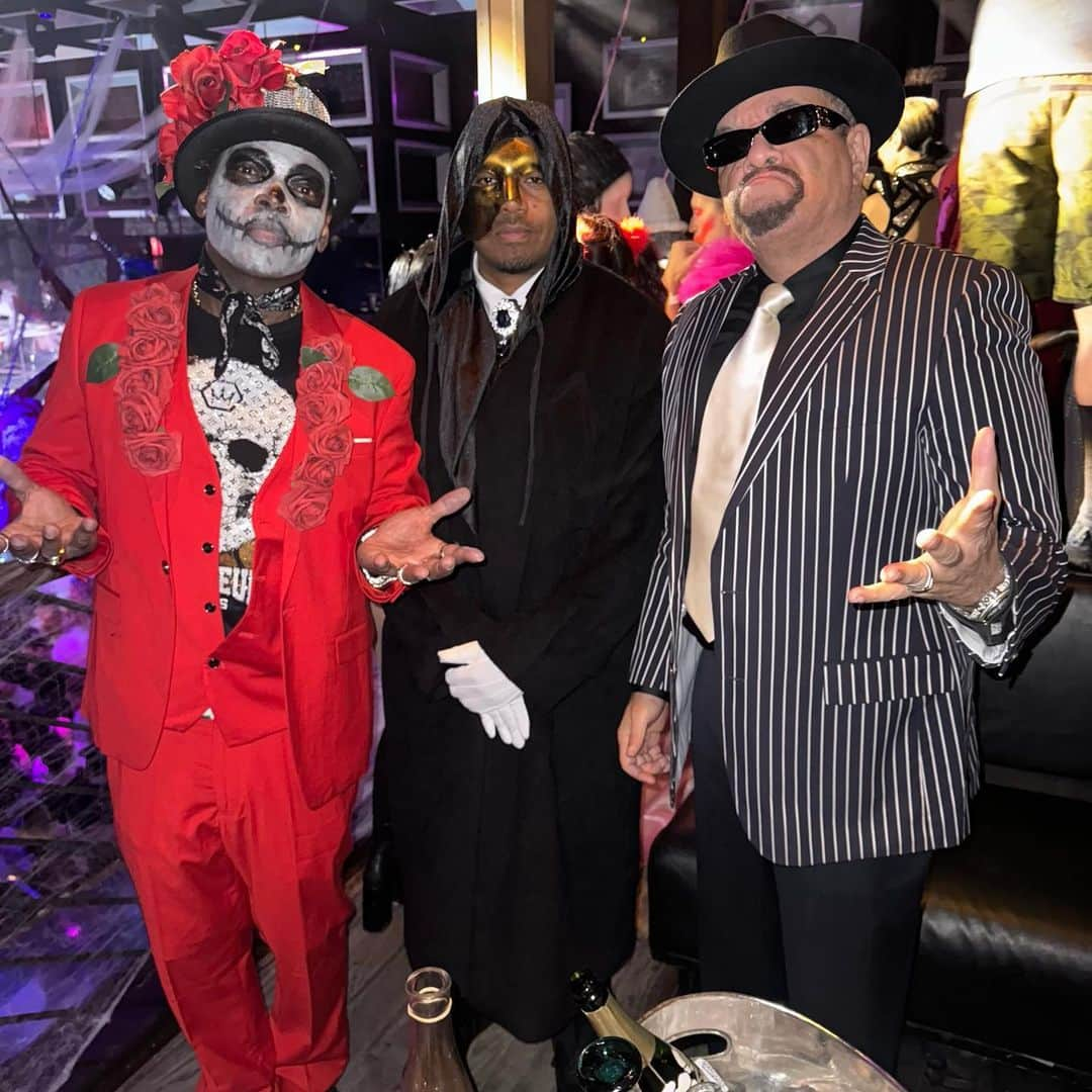 アイス-Tさんのインスタグラム写真 - (アイス-TInstagram)「The Gangster Family hit Heidi Klum’s Halloween Party last night… @Coco and I kept it Old School G.. Kicked it with @TreachTribe and @Nas 💀」11月1日 23時33分 - icet