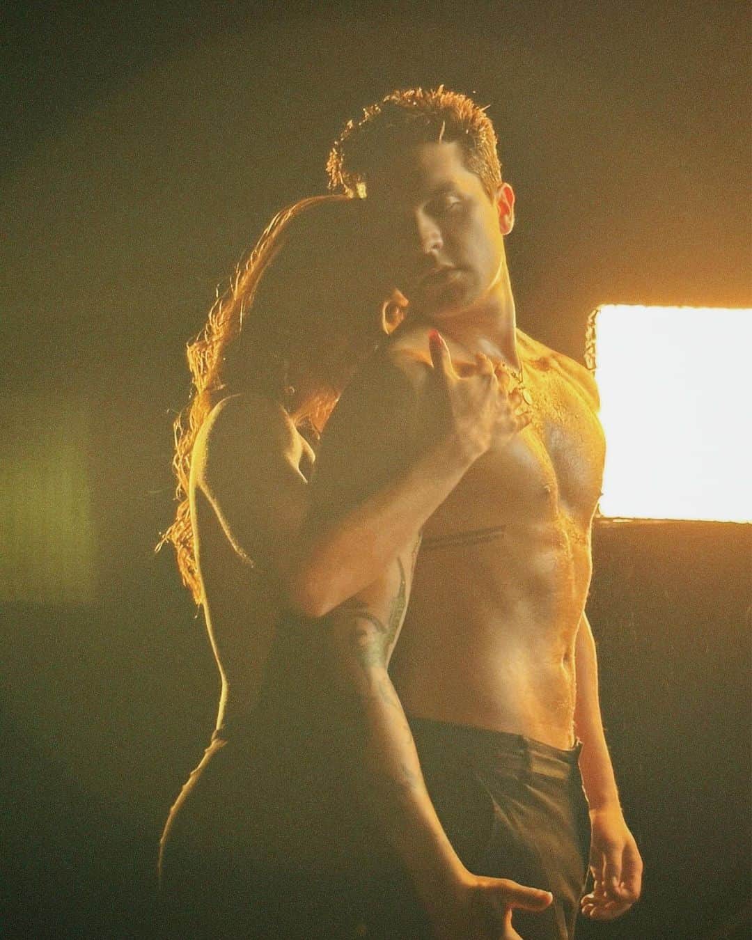ルアン・サンタナのインスタグラム：「tá quente hj, né? 🥵🔥  descubra EL FUEGO!! @luansantana.store  “agrupem-se ao redor do fogo”.」
