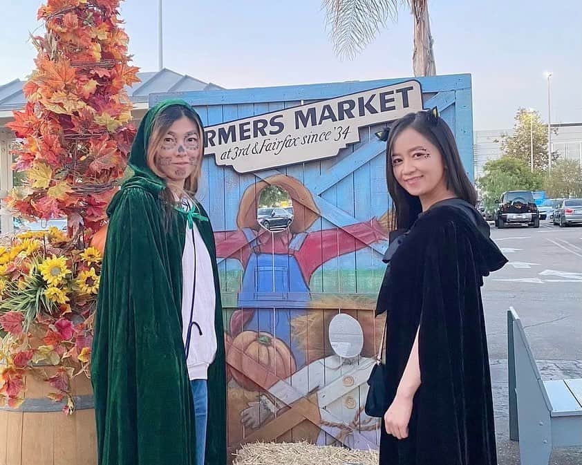 のインスタグラム：「友人たちにハロウィーンイベントに連れて行ってもらいました！  当日なのでサイズの合うコスチュームがなくマントと猫耳のみですが、先日オー！ねんどオンラインレッスンで「どんな仮装をしますか？私はネコです」という可愛いコメントをいただいていたので、お揃いが嬉しい気持ちです🐈  #halloween #losangeles #westhollywood #costume #travel #friends」