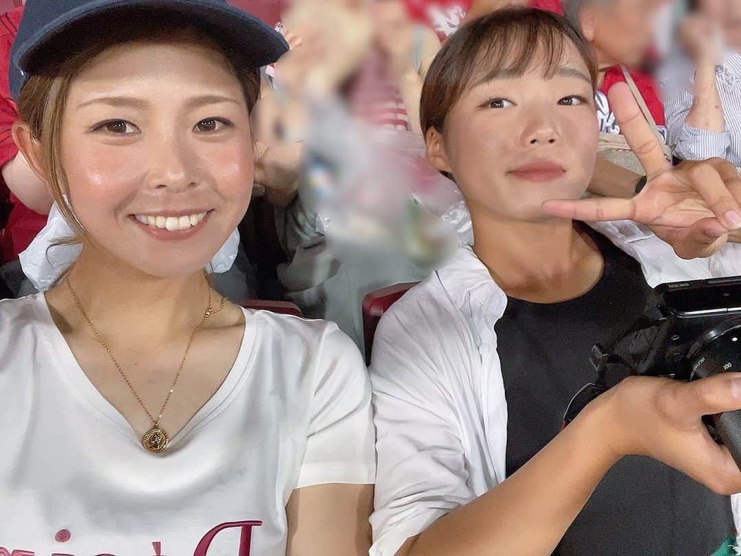 磯崎由加里のインスタグラム：「今日から11月start▶️🍂 あっという間に今年も終わっちゃいそう😓  今日の日本シリーズ凄い試合でしたね👀今年は見るのもやるのも野球三昧な1年でした~！ まだ終わってないけど😅  また試合見にいきたいな~⚾️ @k.kato_33  こったんとの野球観戦楽しい💗  #野球 #野球女子」
