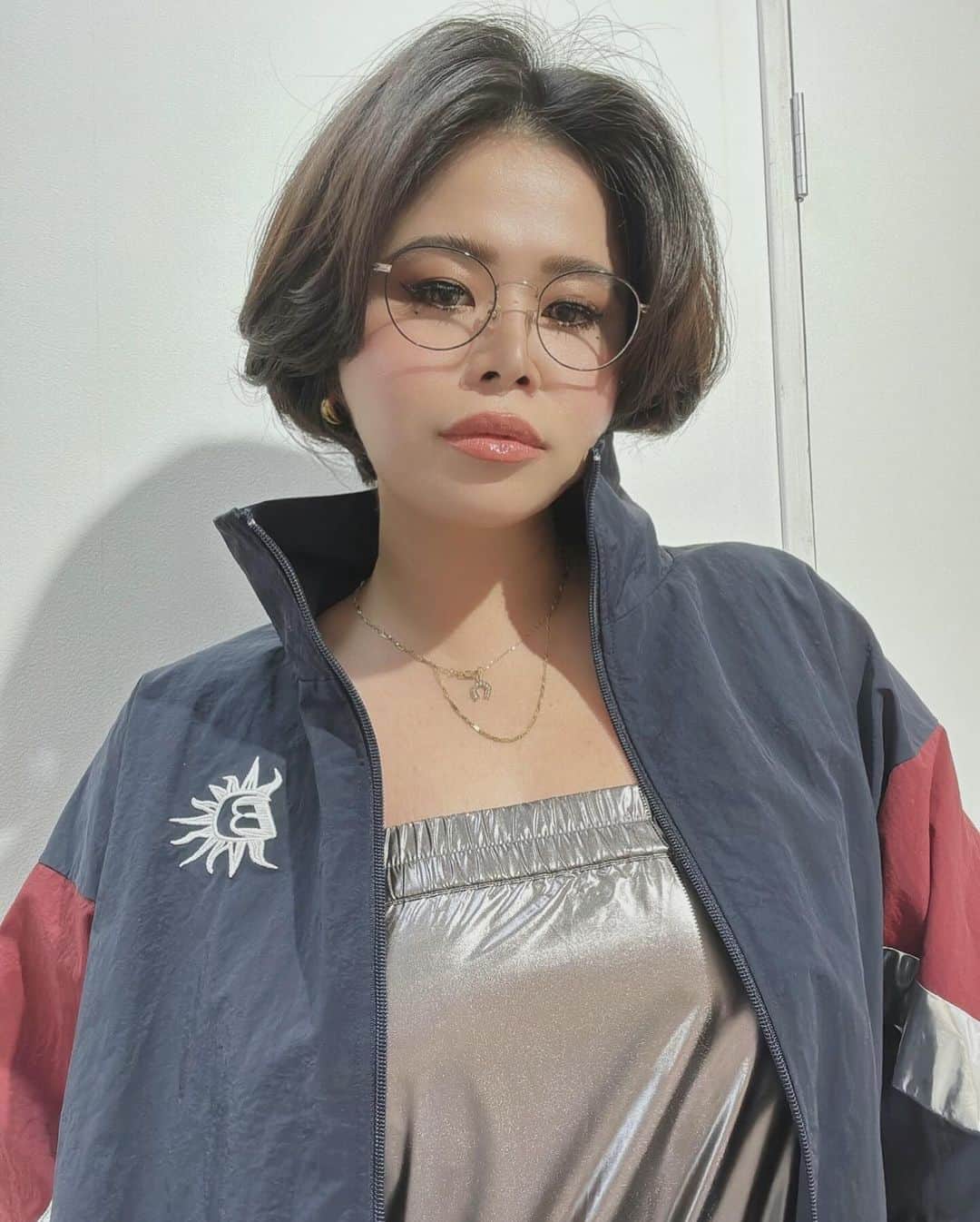 金子若菜のインスタグラム：「⠀ 先程載せたリールが好評なのは嬉しいのだけど やっぱり、 ネックレスは絡まってるし、 リップの蓋を鏡にしてリップ塗るのもやめてよね？😇  さてさて、 完成系の写真も撮ってもらったので載せてさせてくれにょ。 ちなみに横のラインも本当に綺麗だから 動画も載せておきやすっ！  明日もあずにやってもらおうっと。(やめなさい) @azumi___214」